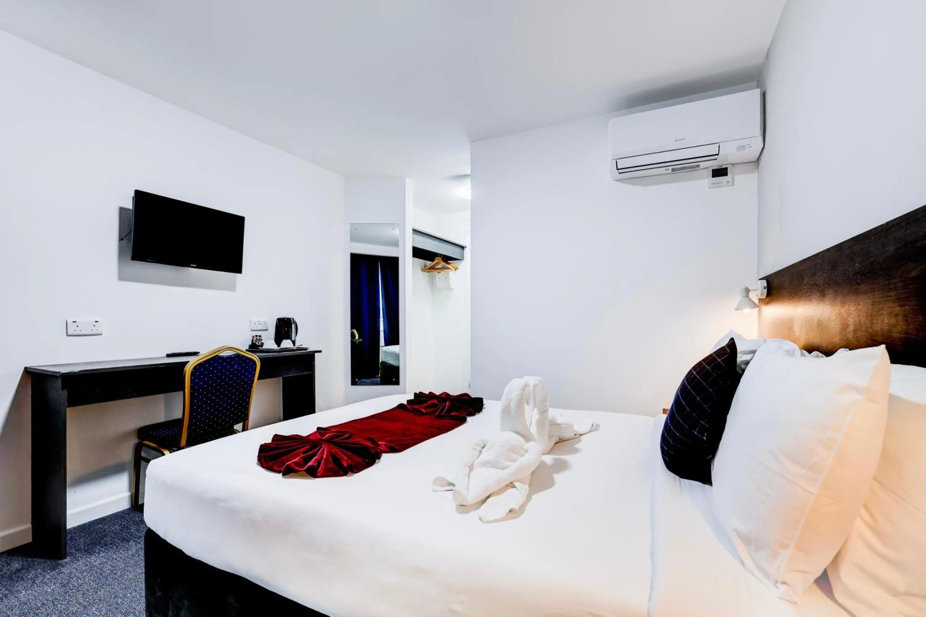 Bedroom, Bed in OYO The Chiltern Hotel