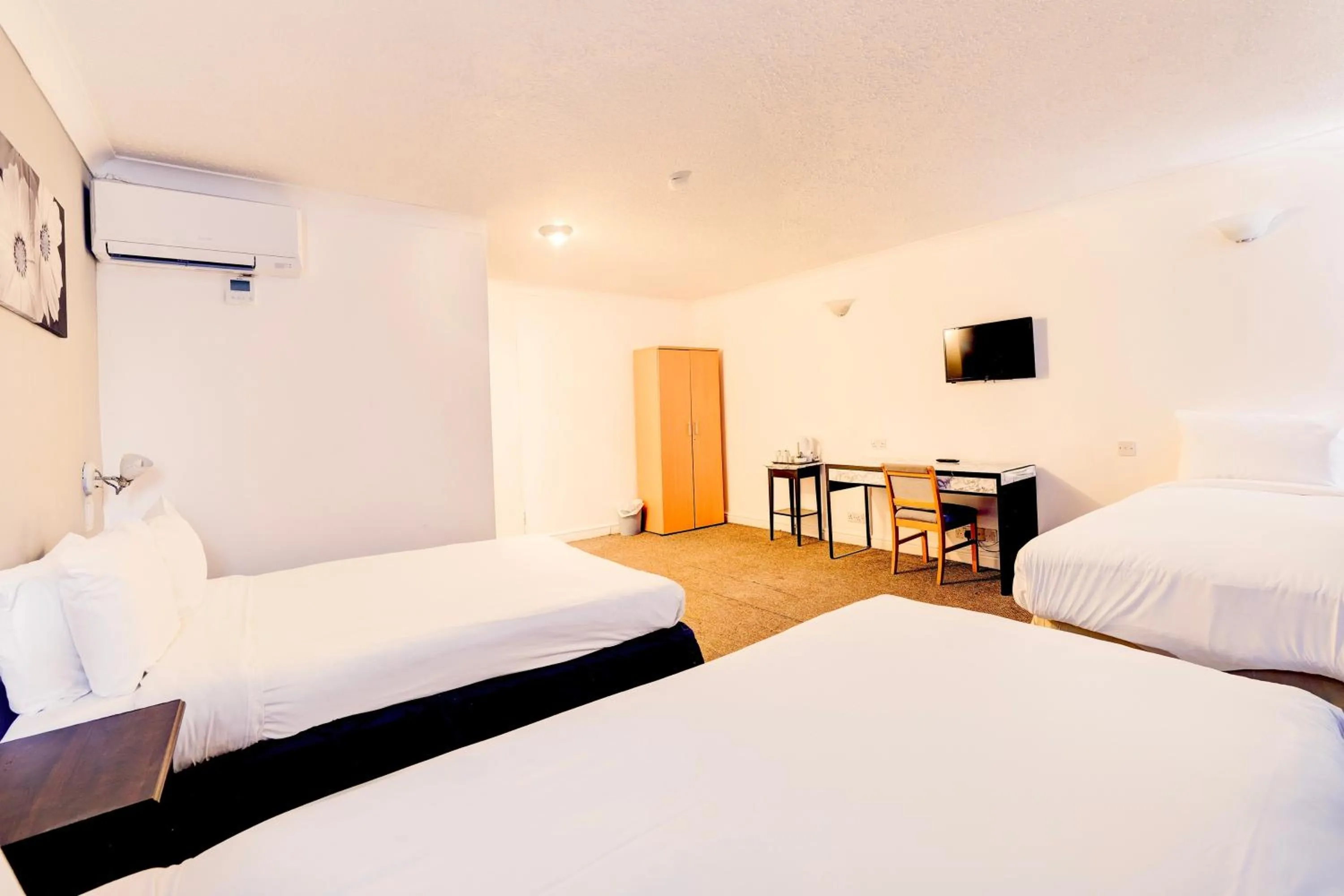 Bedroom, Bed in OYO The Chiltern Hotel