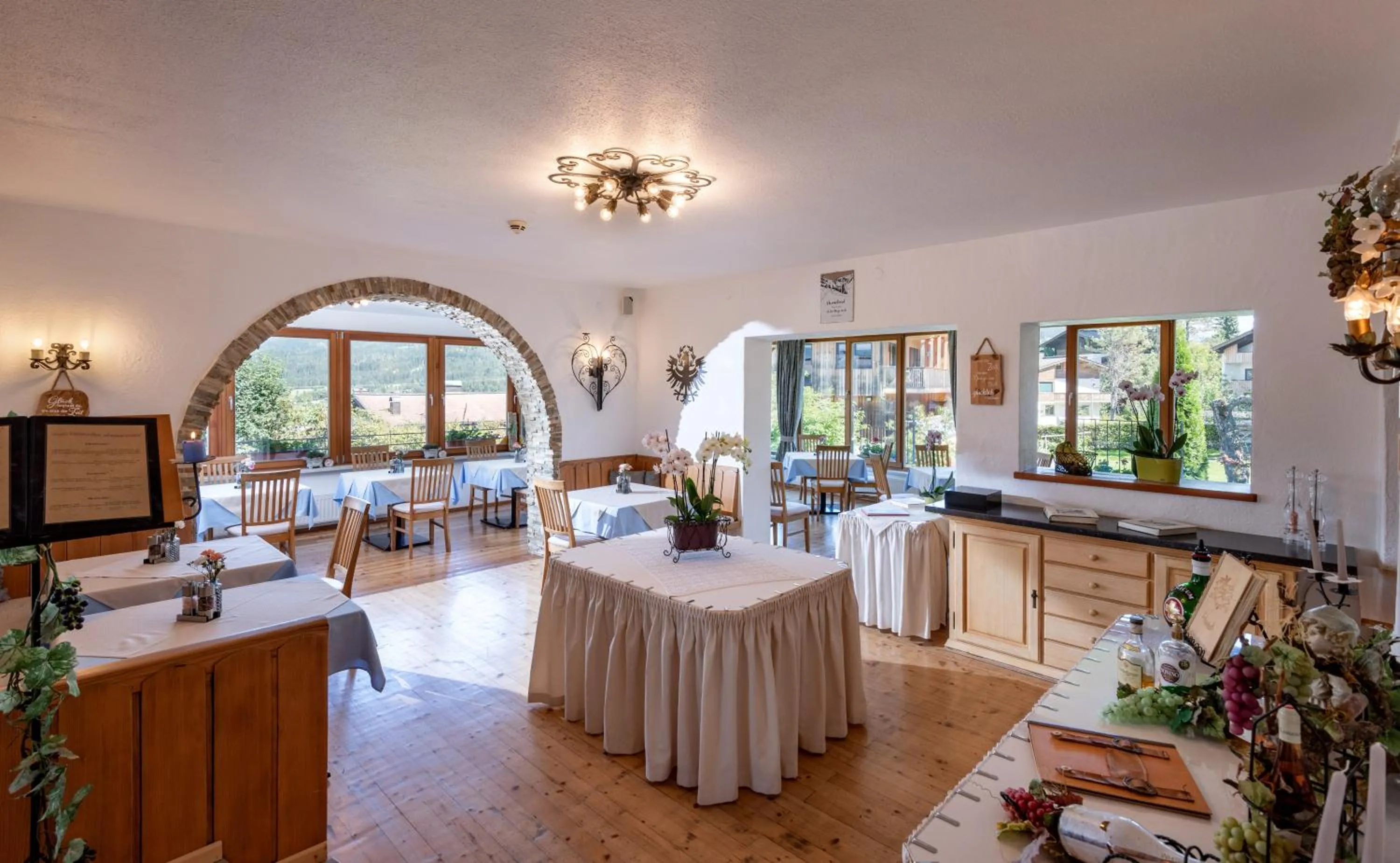 Restaurant/places to eat in Pension Noella