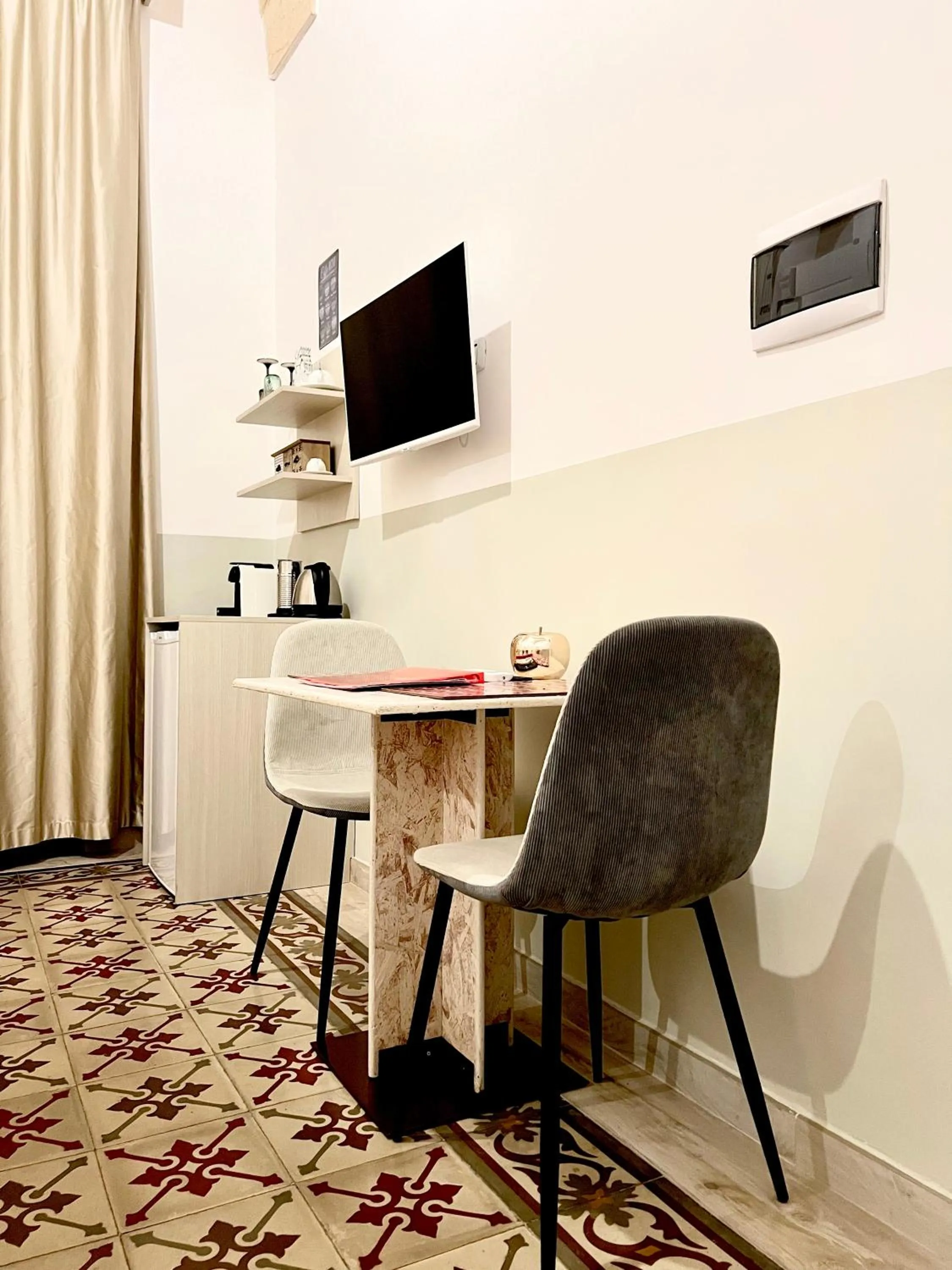 TV and multimedia in Eccelsoleccese Boutique B&B - steps from the Historic Center