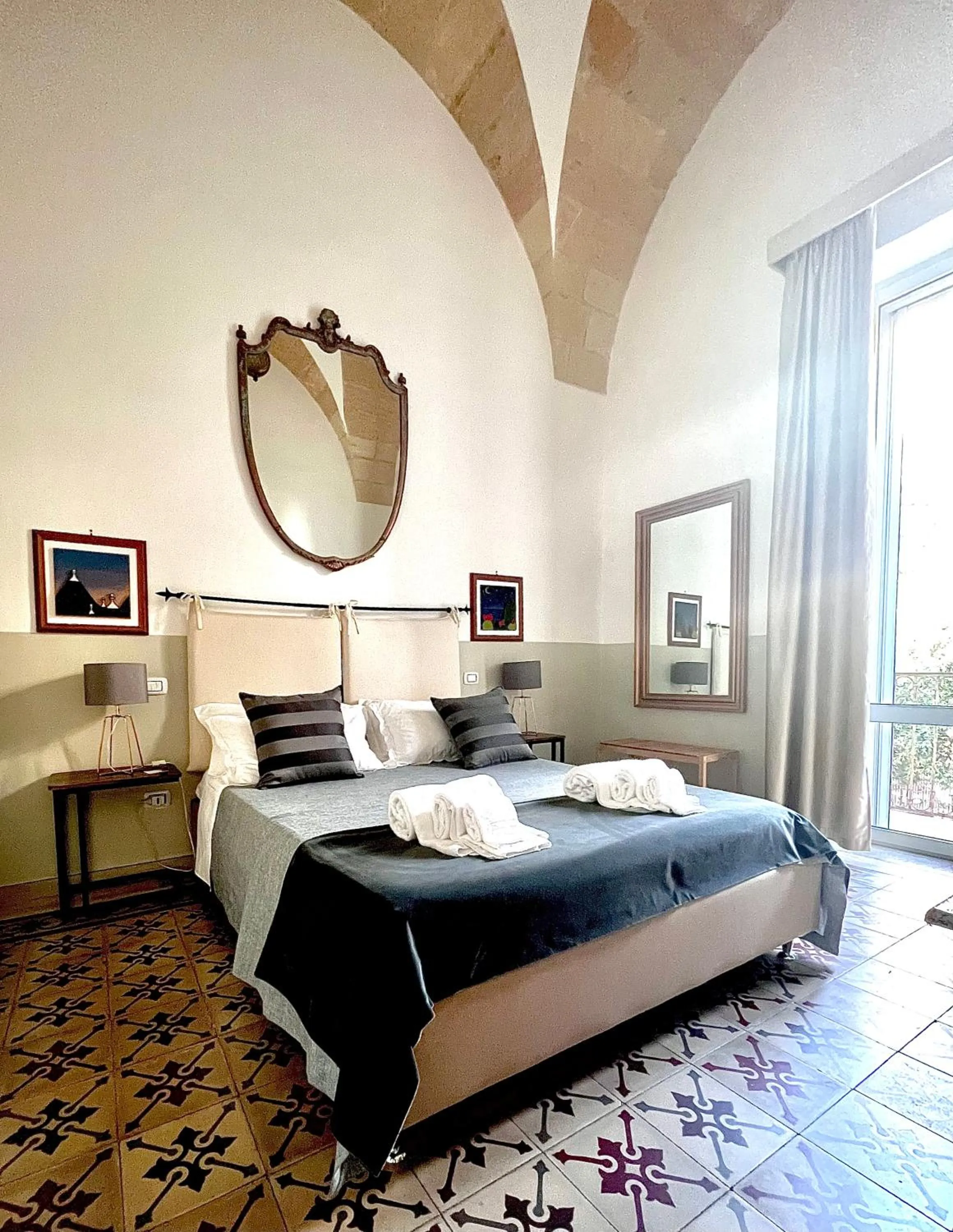 Bed in Eccelsoleccese Boutique B&B - steps from the Historic Center