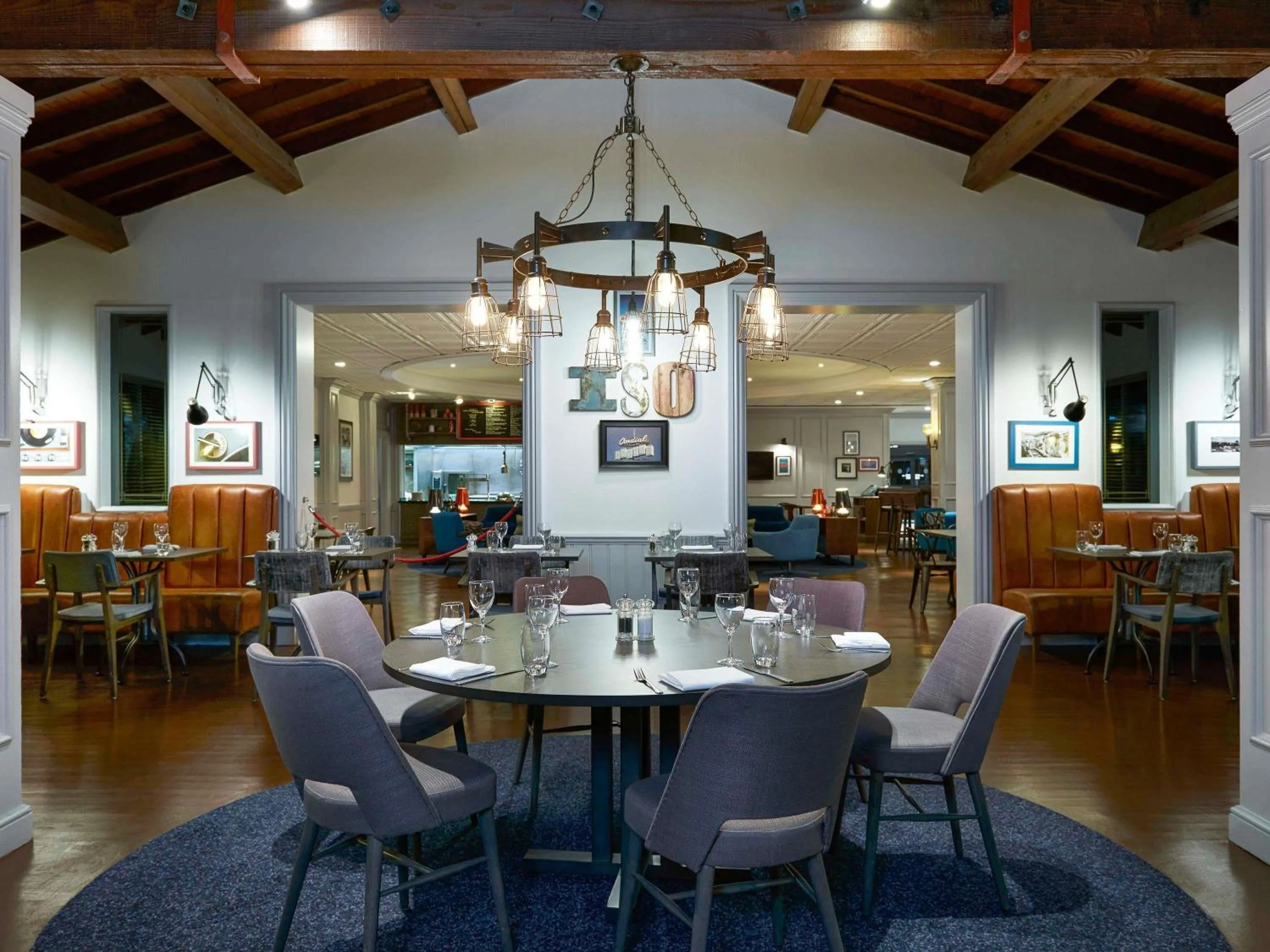 Restaurant/places to eat in Novotel London Stansted Airport