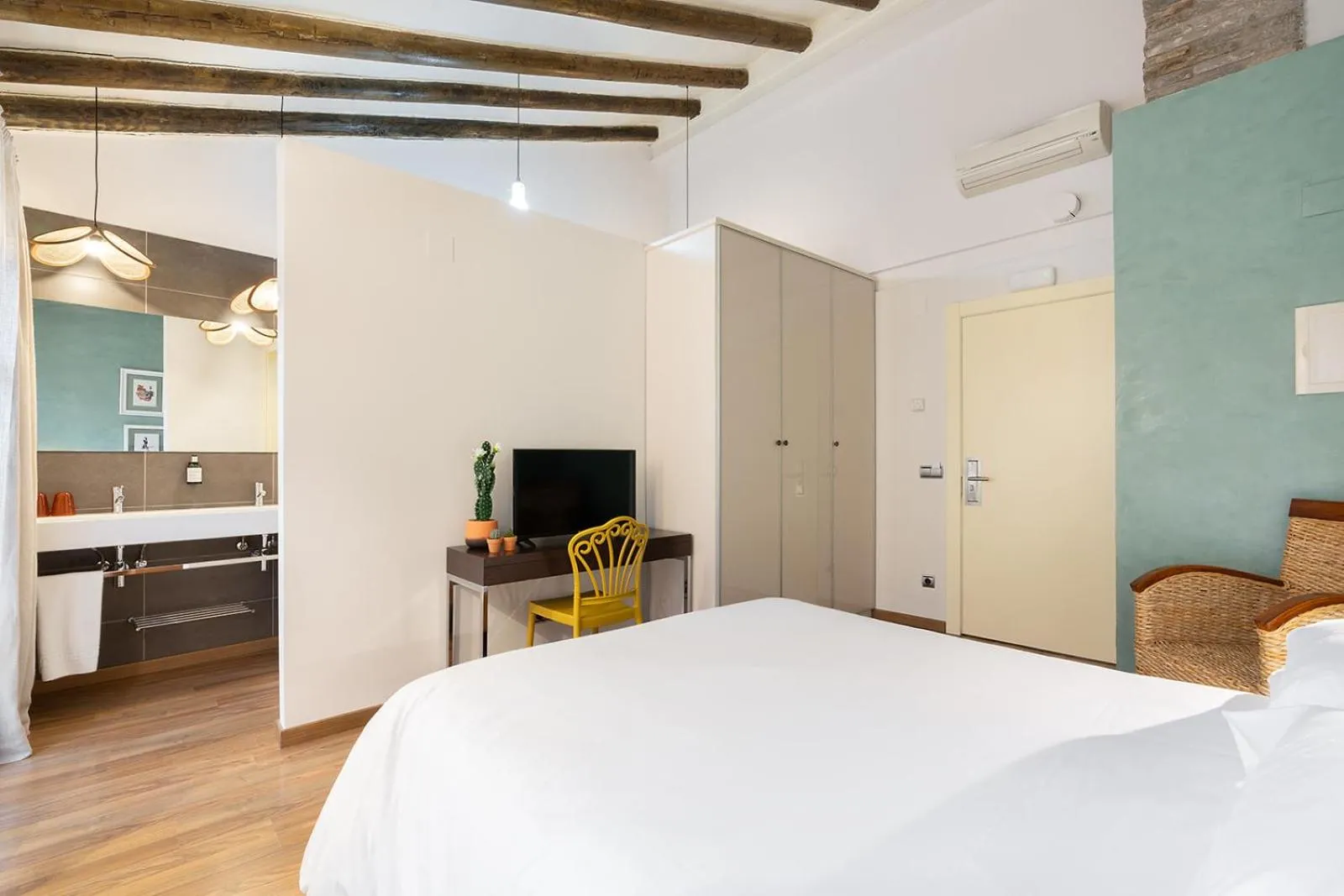 Bed in Hostal Pichorradicas