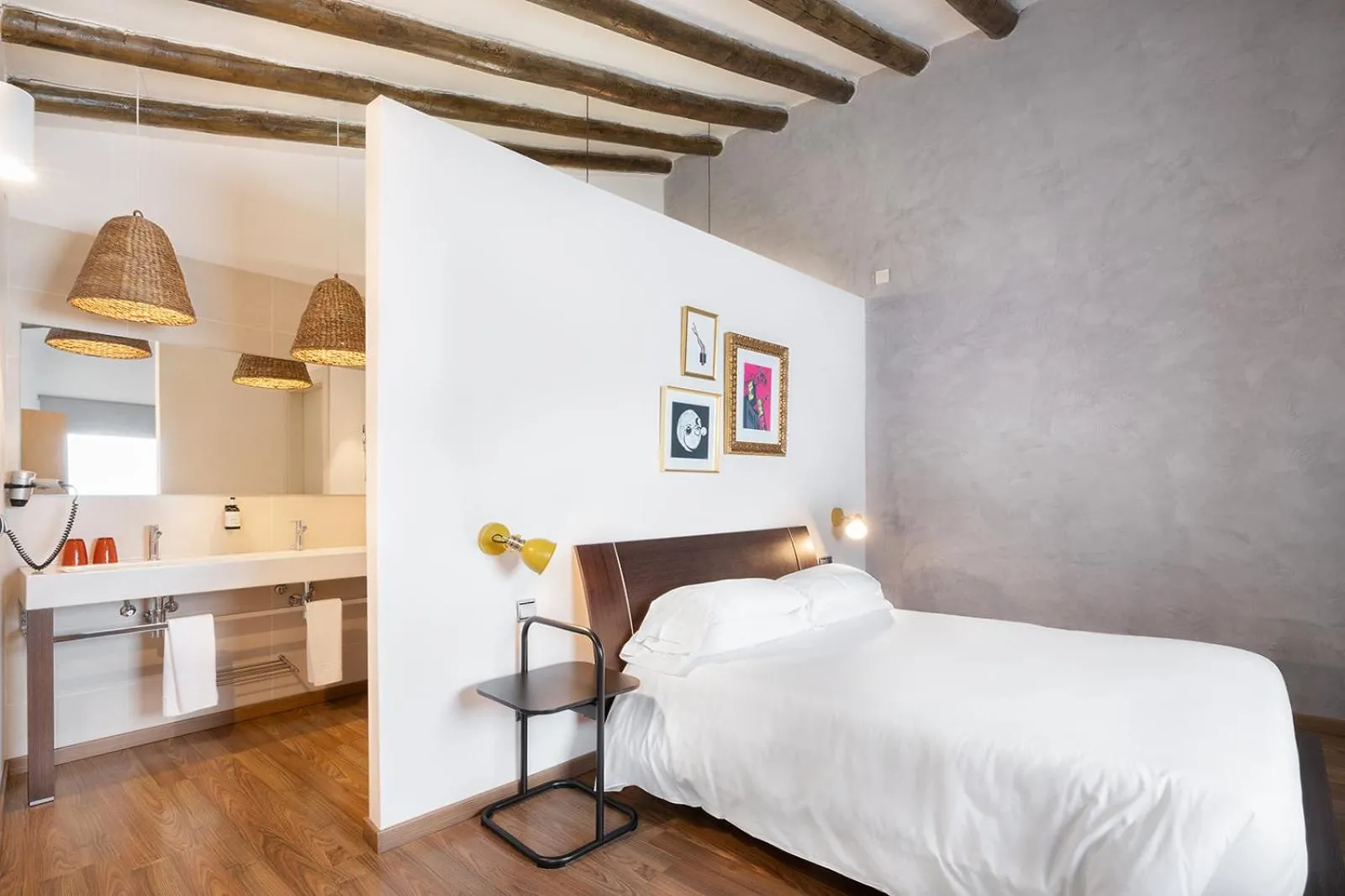 Bed in Hostal Pichorradicas