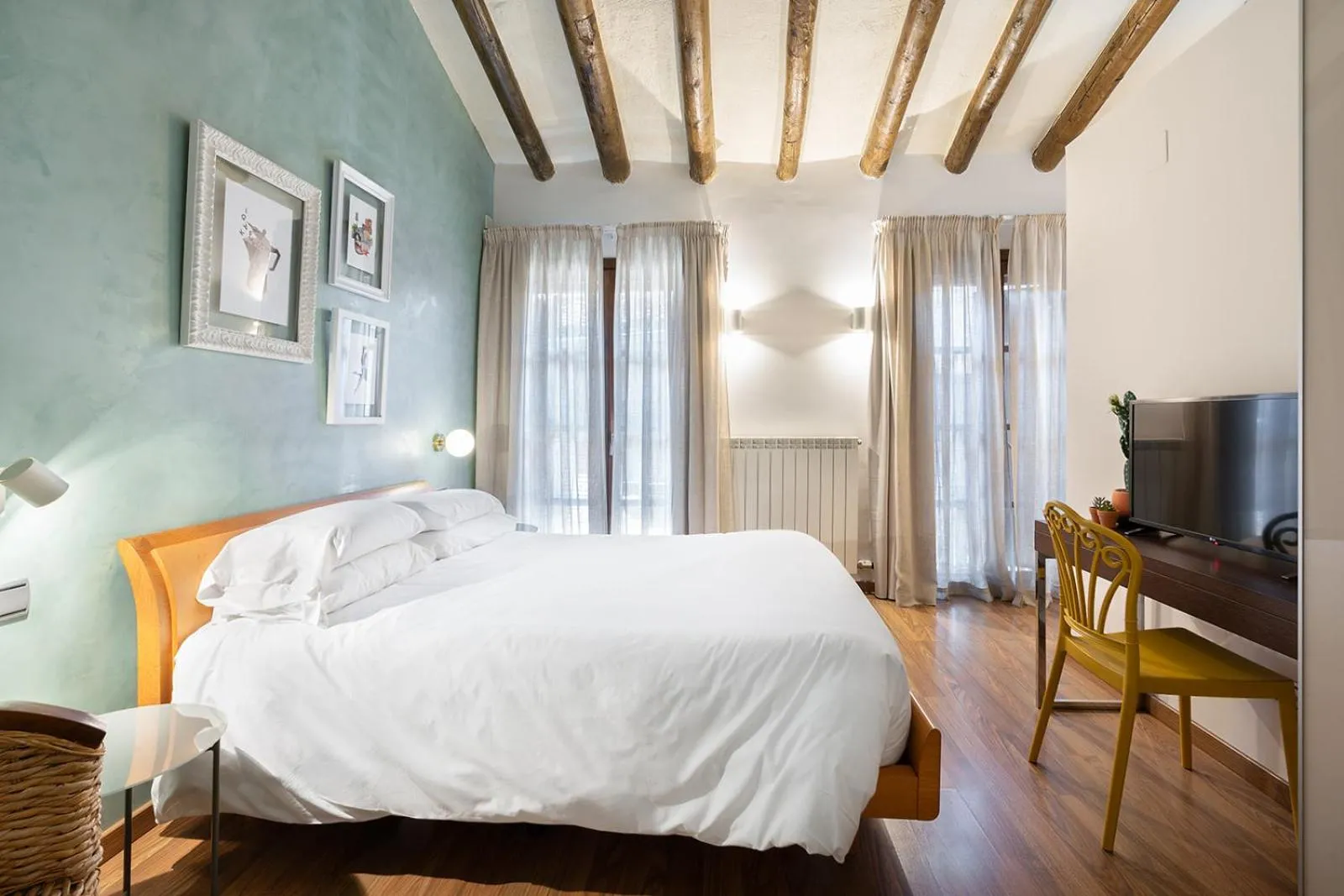 Bed in Hostal Pichorradicas