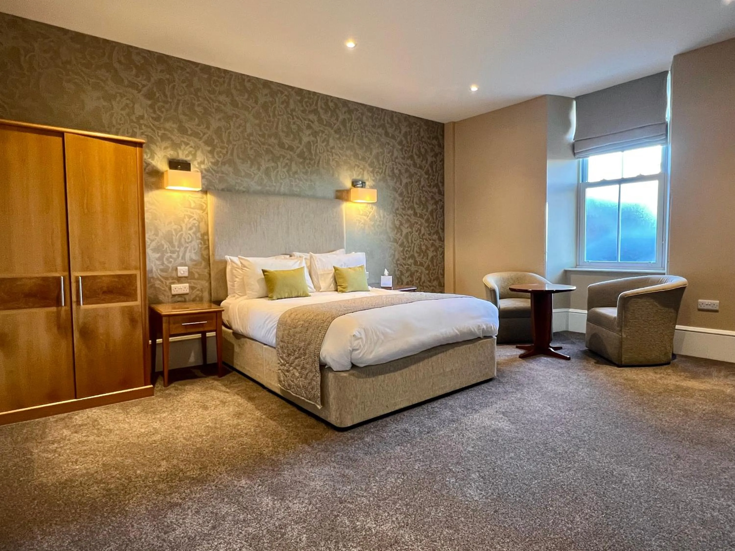 Seating area, Bed in Laichmoray Hotel