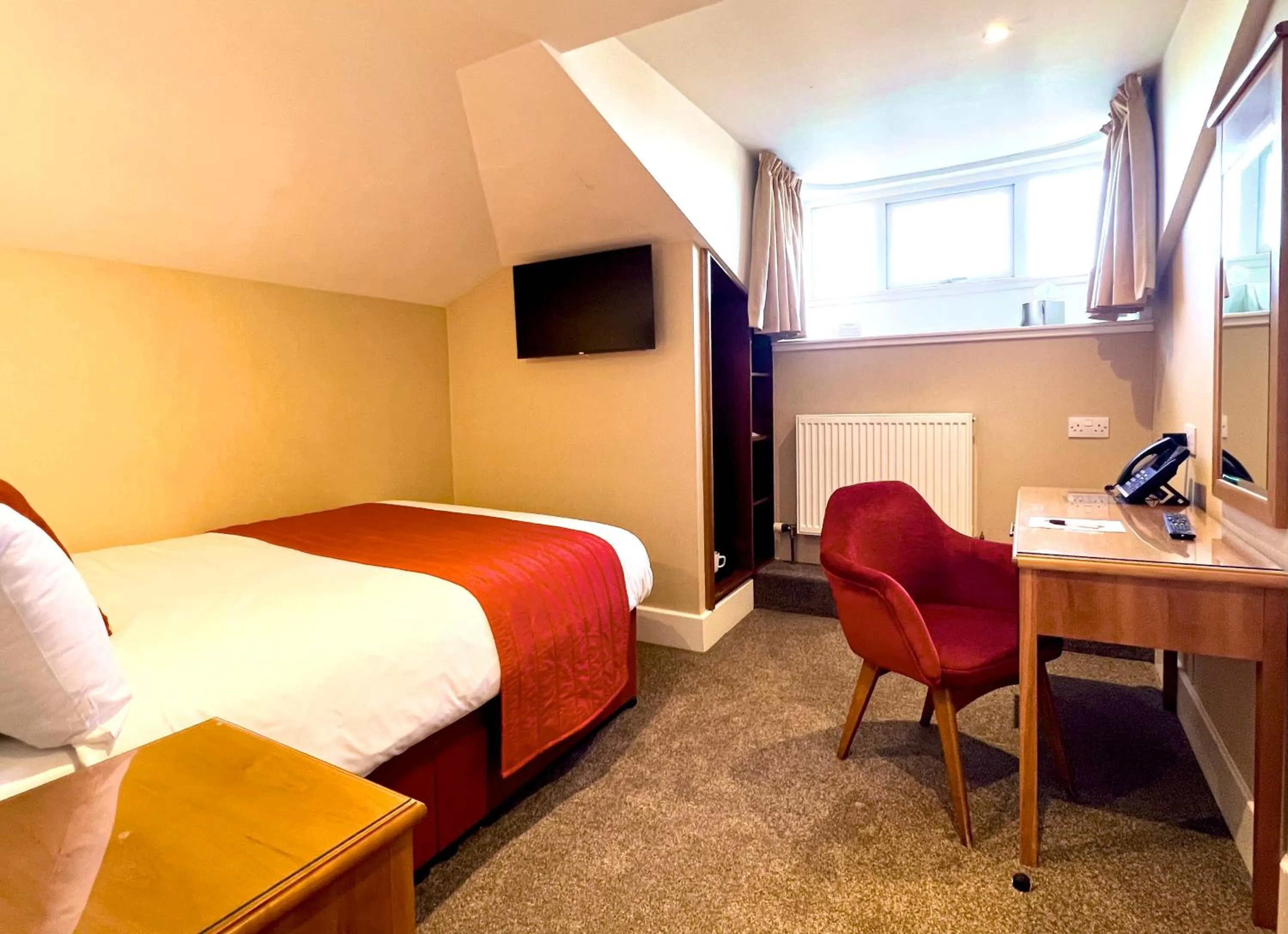 Bed in Laichmoray Hotel