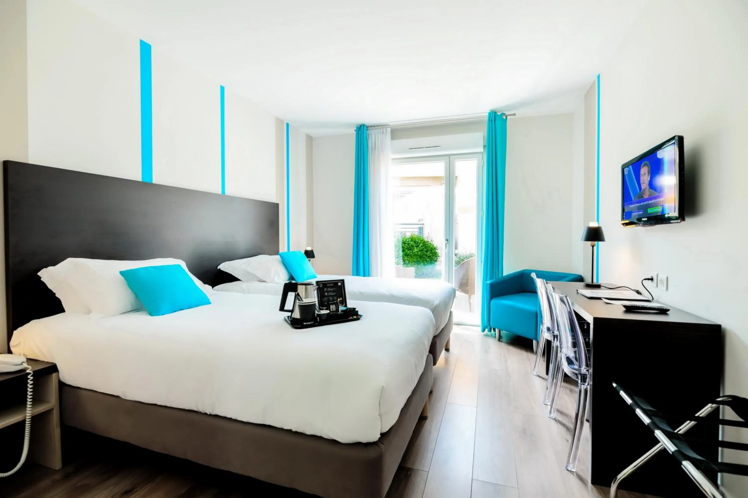 Coffee/tea facilities, Bed in Hôtel Villa Sophia - ADULTS ONLY JULY AND AUGUST