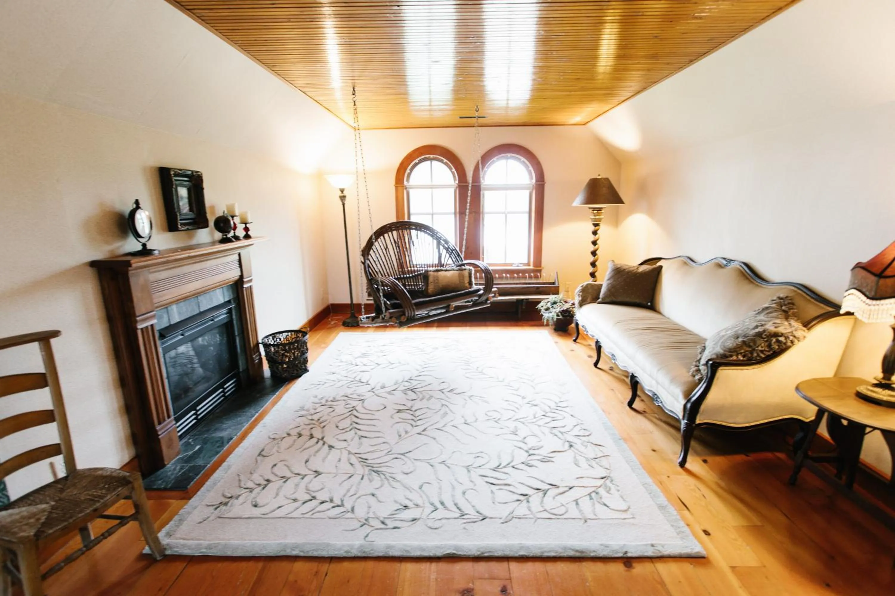 Seating area, Bed in Round Barn Farm B & B Event Center