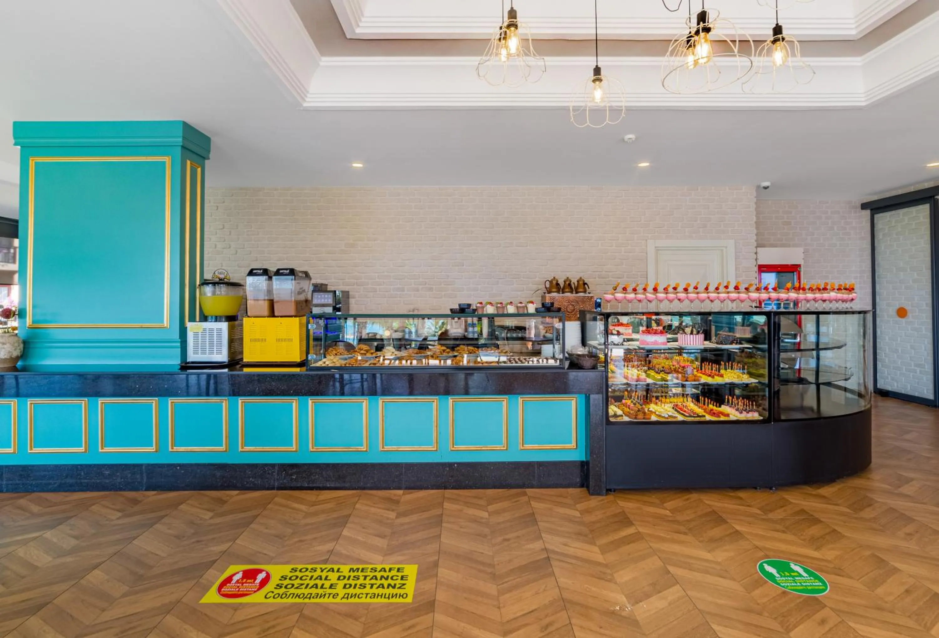 Food and drinks in Justiniano Club Park Conti