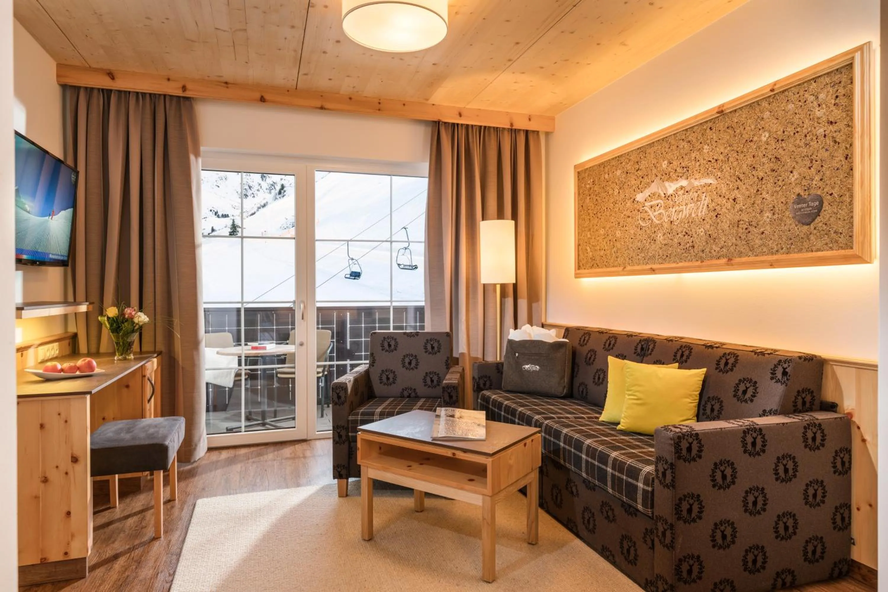 Communal lounge/ TV room in Hotel Venter Bergwelt