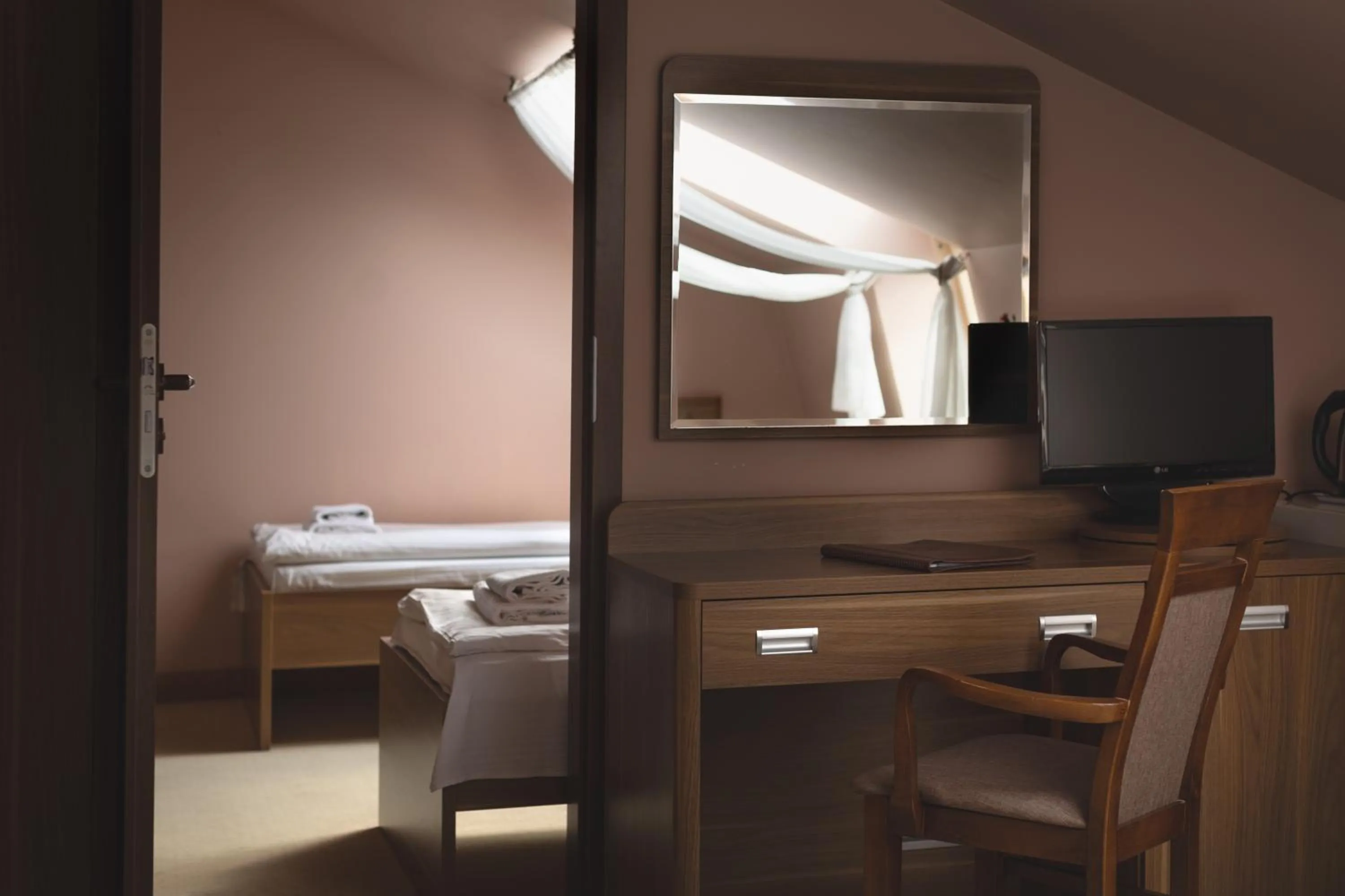 Parking, Bed in Paria Hotel