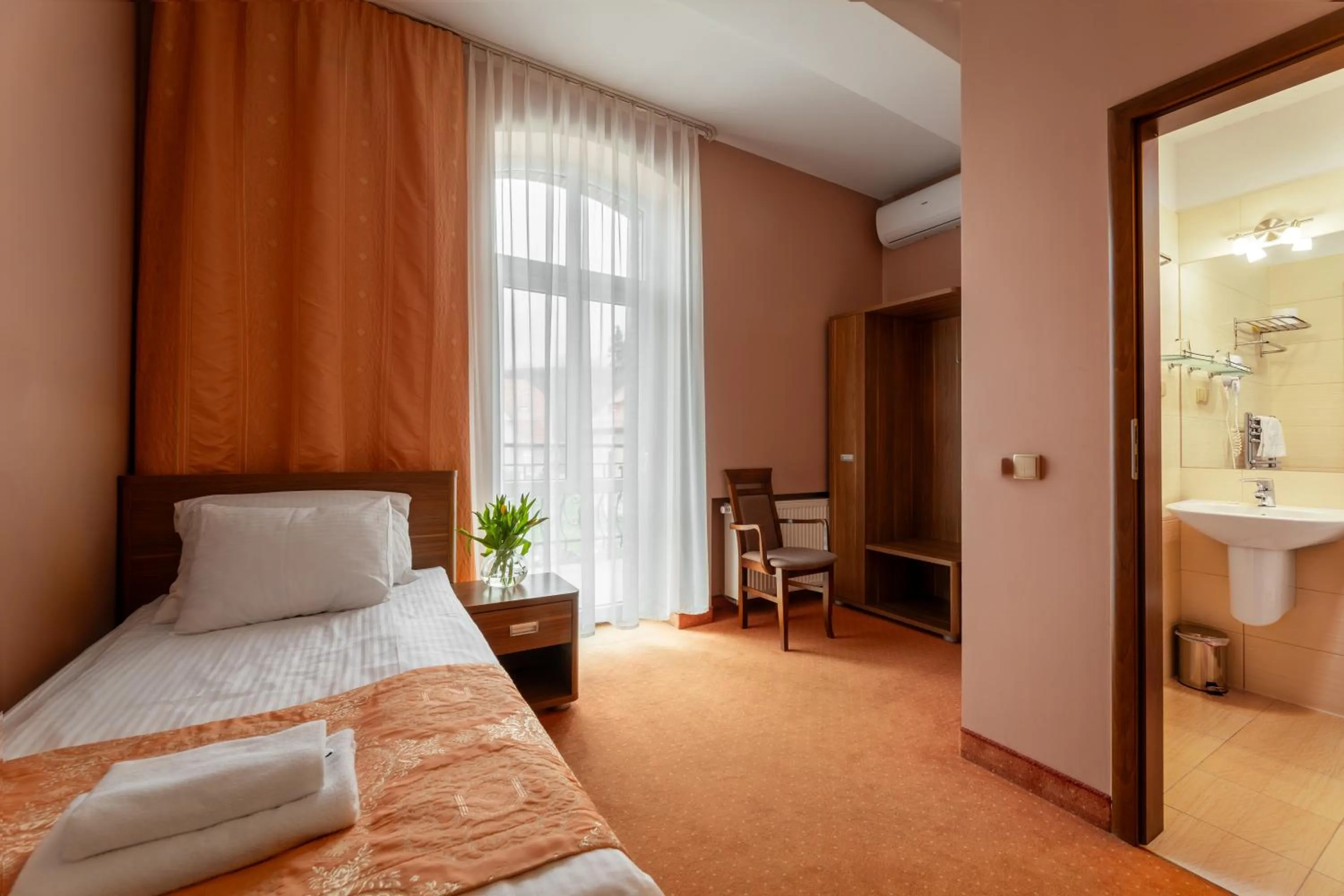 Bathroom, Bed in Paria Hotel