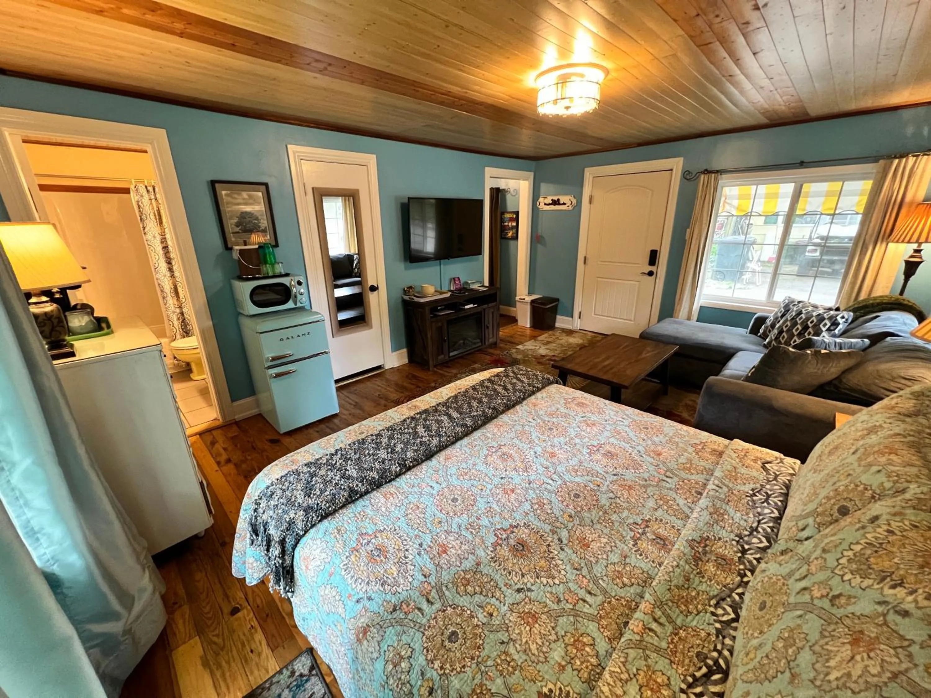 TV and multimedia, Bed in Sherwood Court Cottages & Guest Rooms