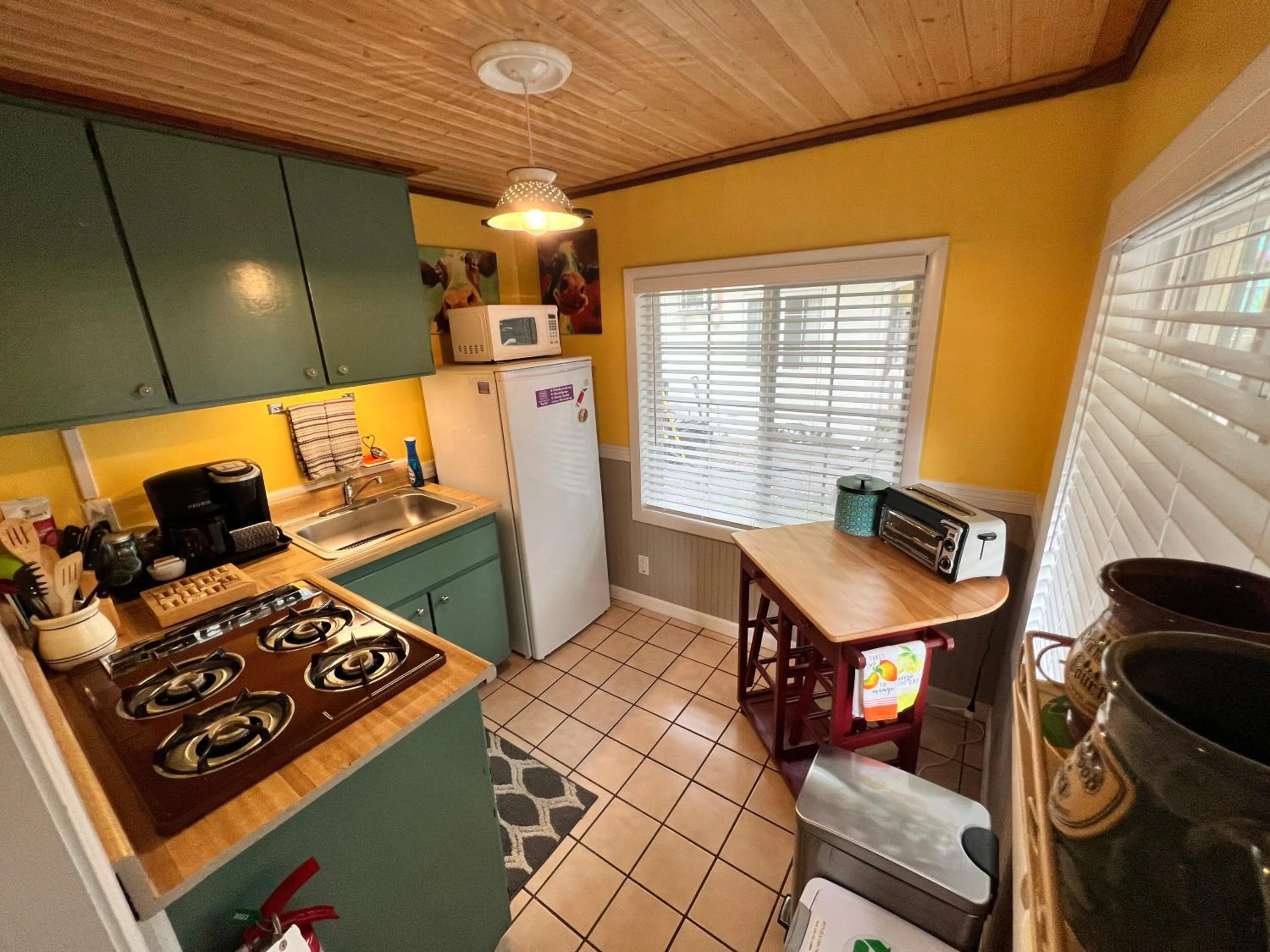 Kitchen or kitchenette in Sherwood Court Cottages & Guest Rooms