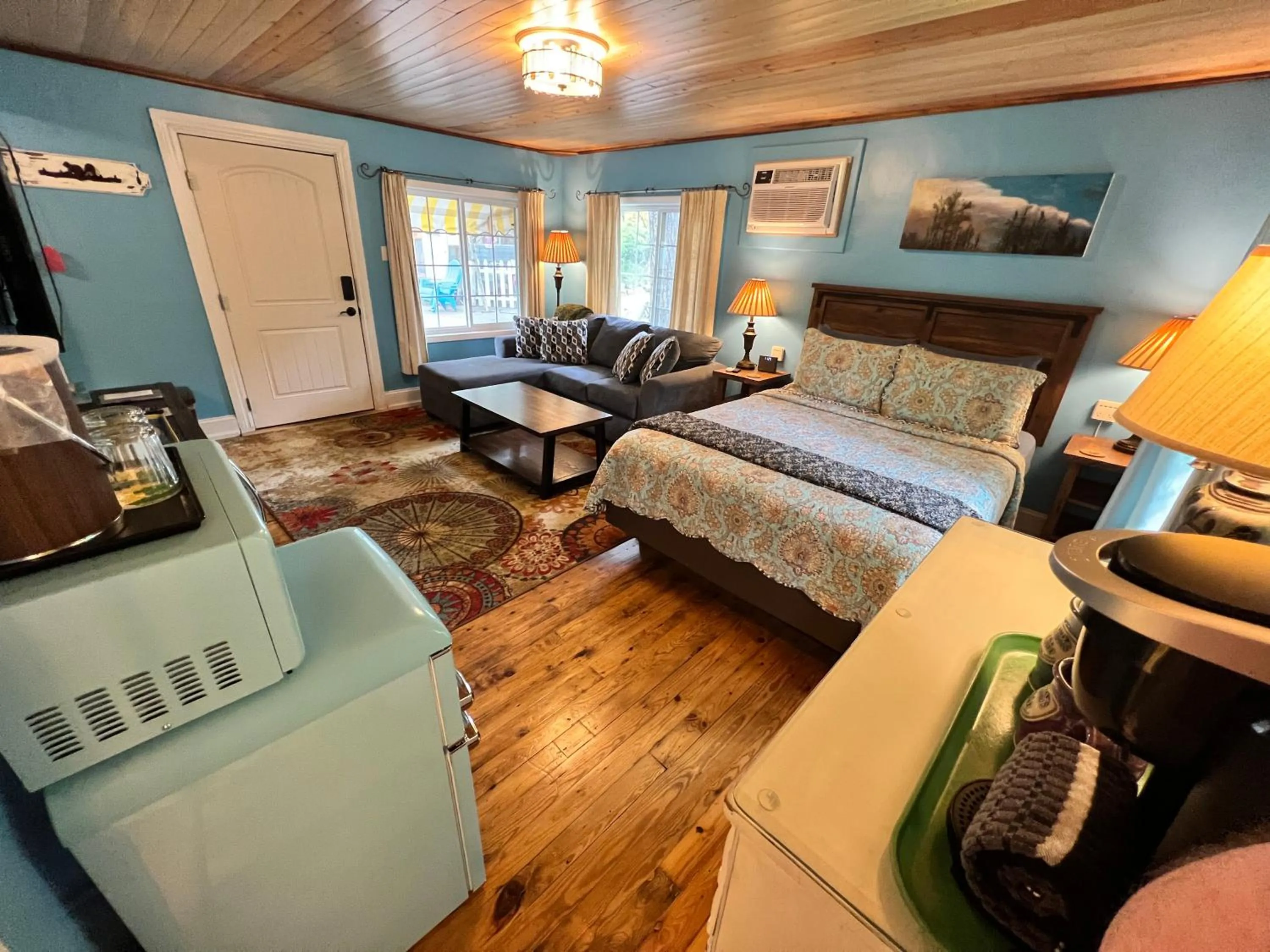 Bed in Sherwood Court Cottages & Guest Rooms