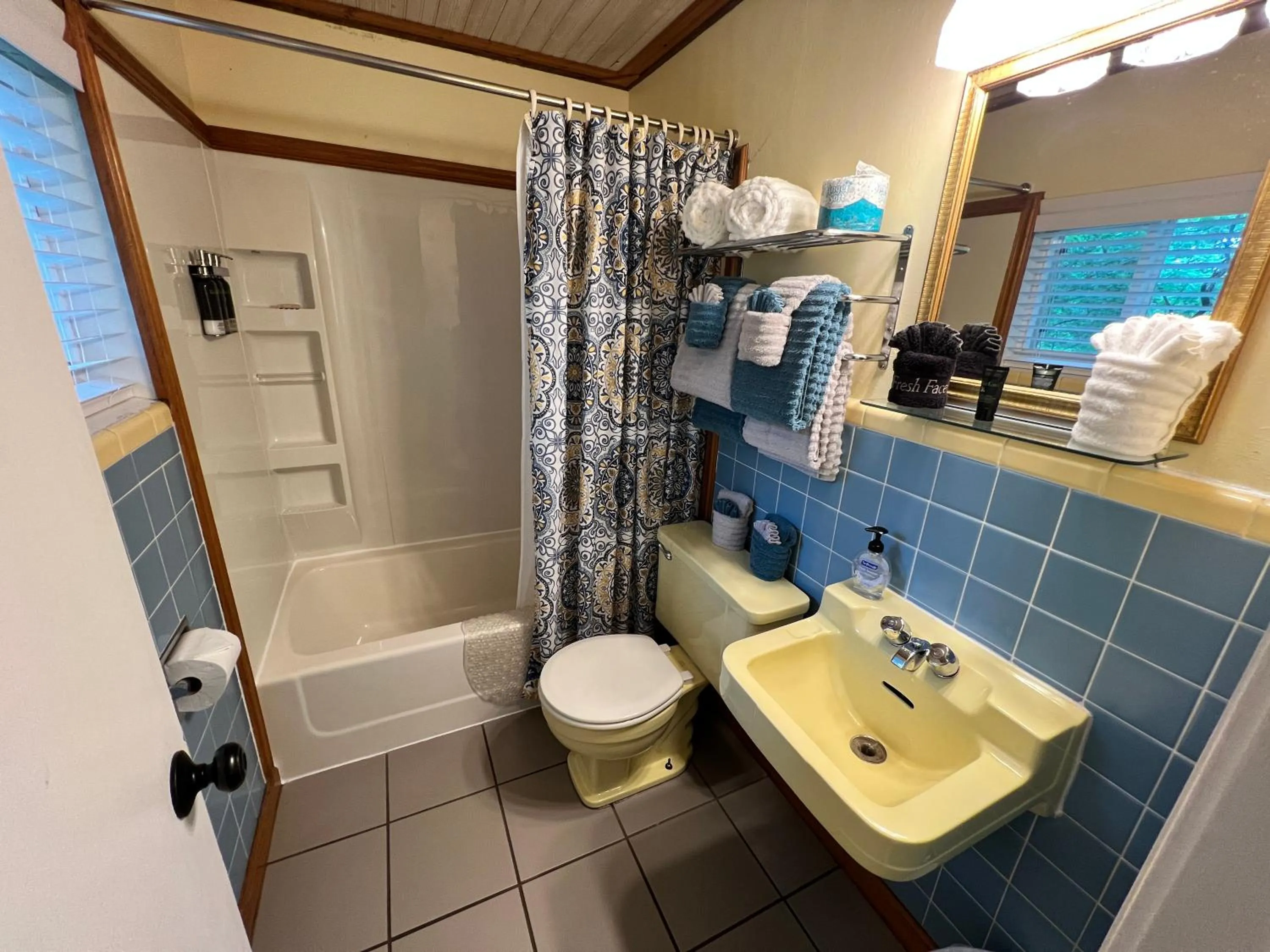 Bathroom in Sherwood Court Cottages & Guest Rooms