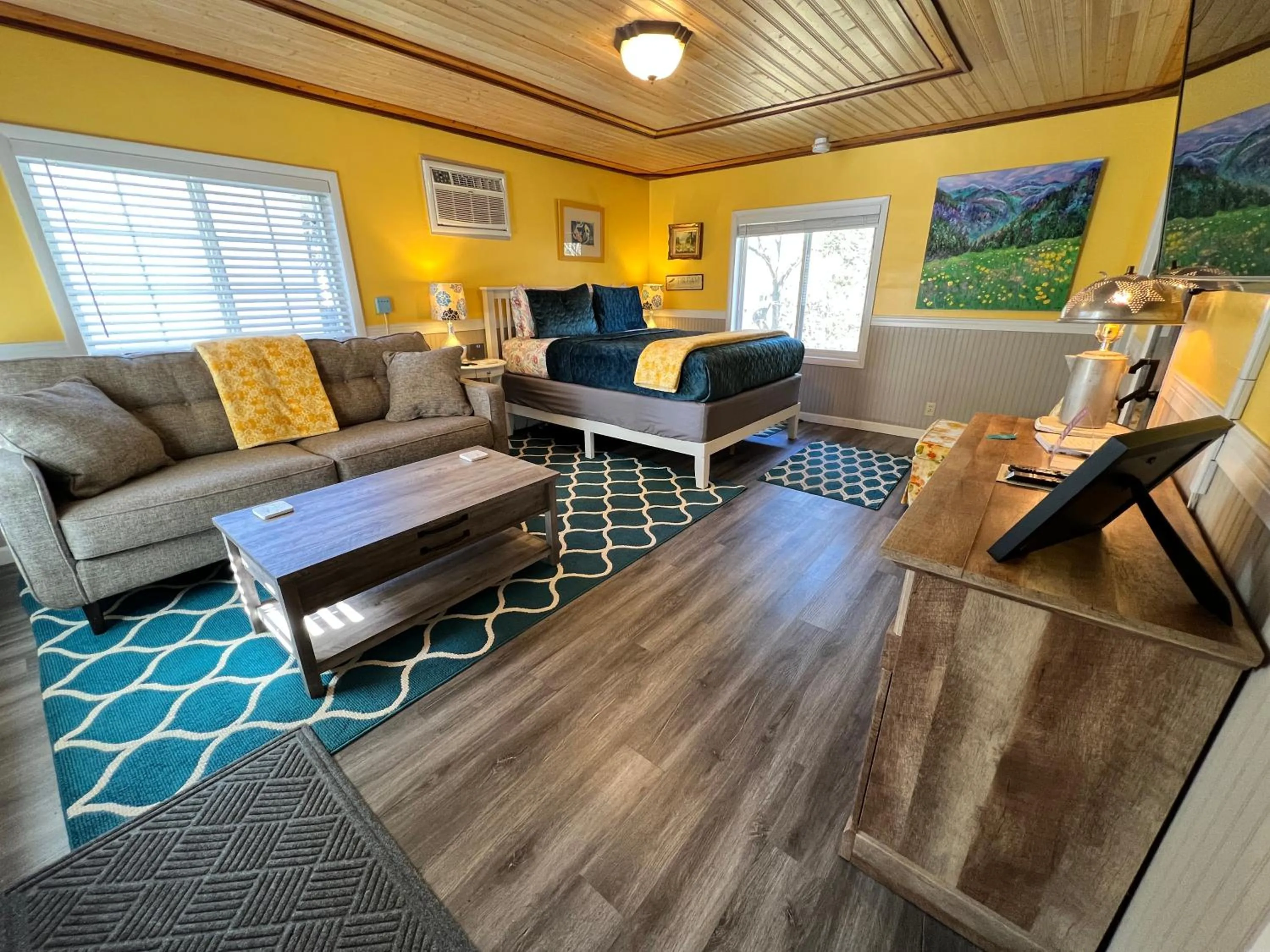 TV and multimedia in Sherwood Court Cottages & Guest Rooms