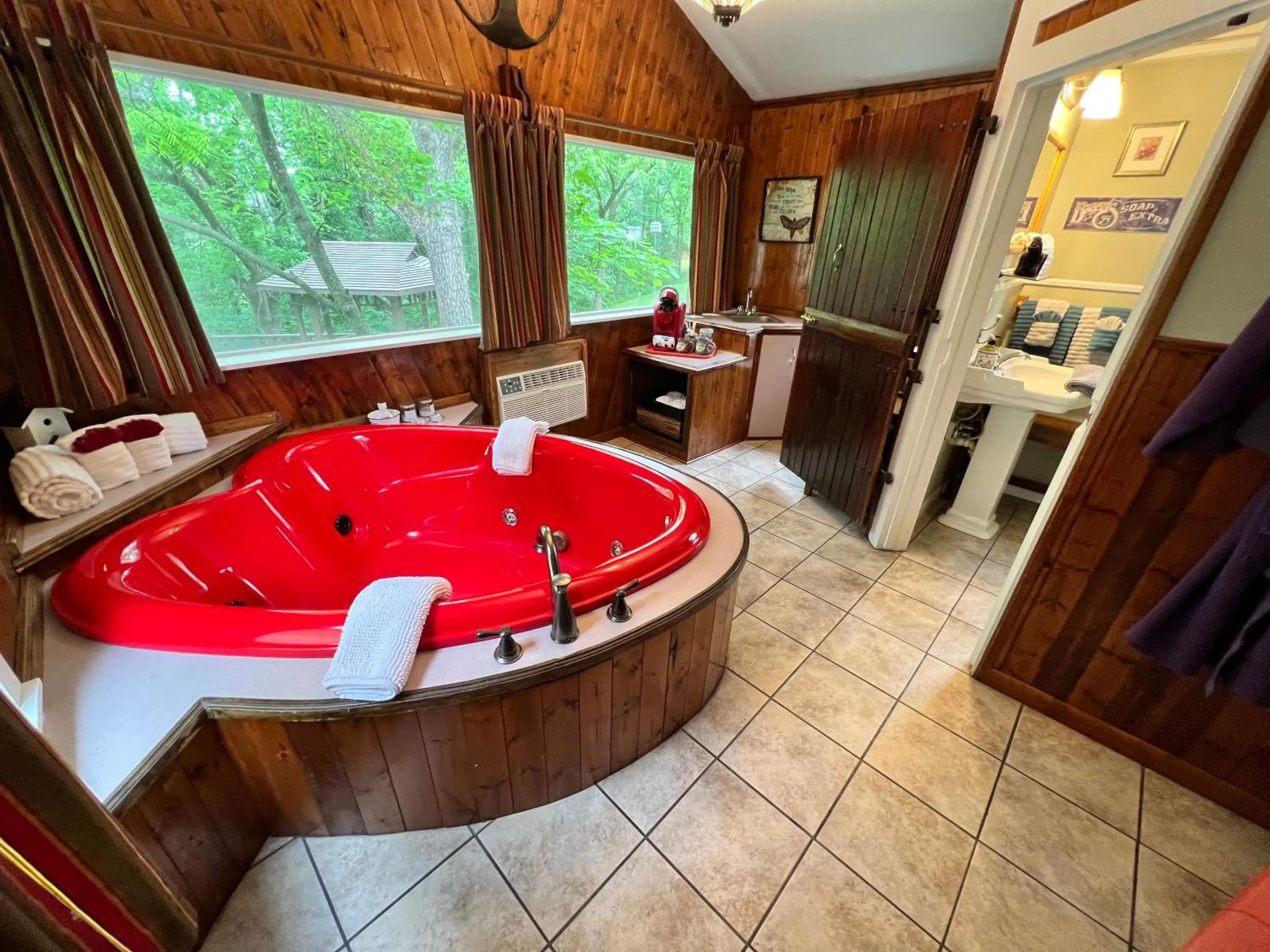 Hot Tub in Sherwood Court Cottages & Guest Rooms