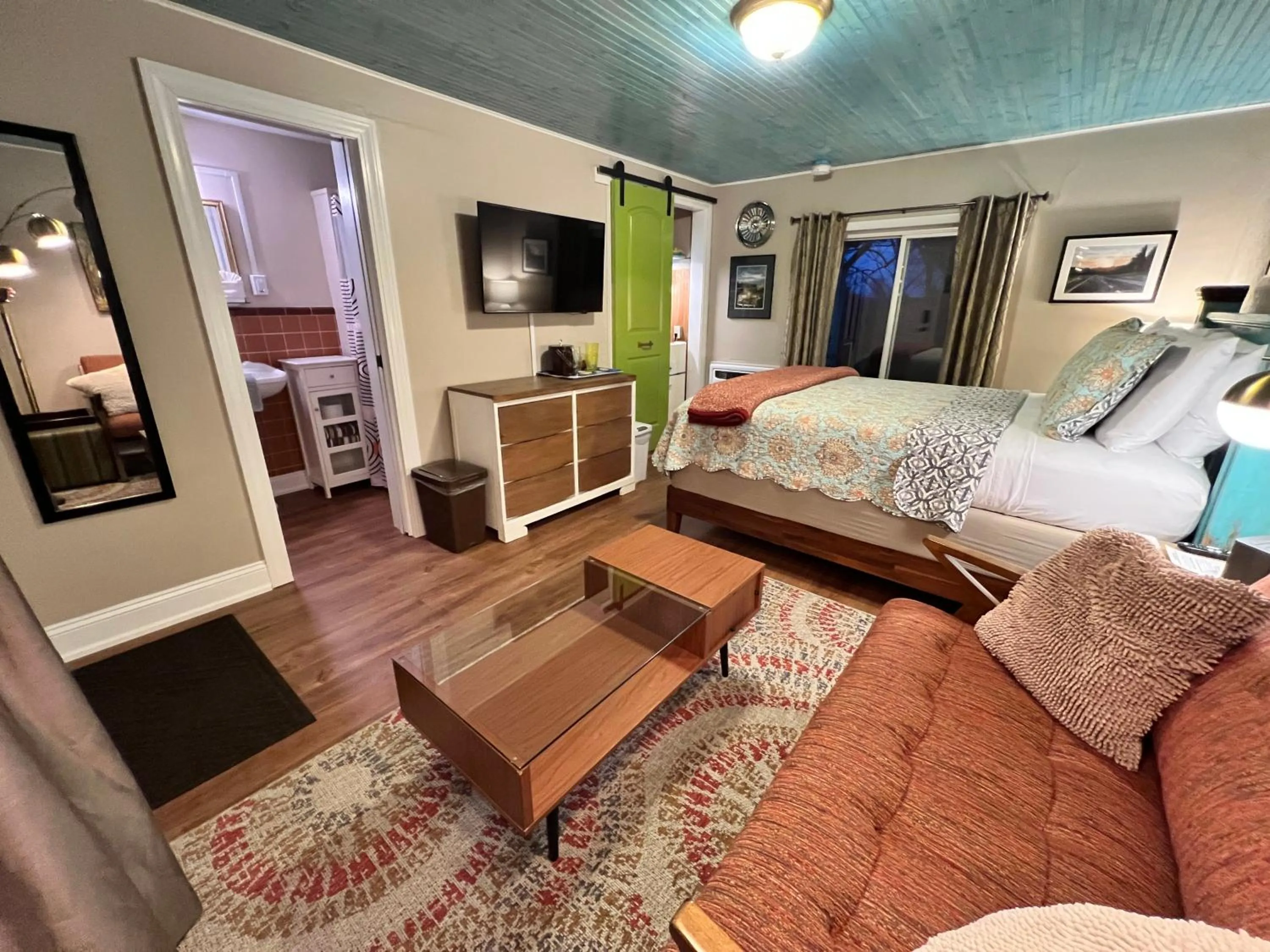 Photo of the whole room, Bed in Sherwood Court Cottages & Guest Rooms