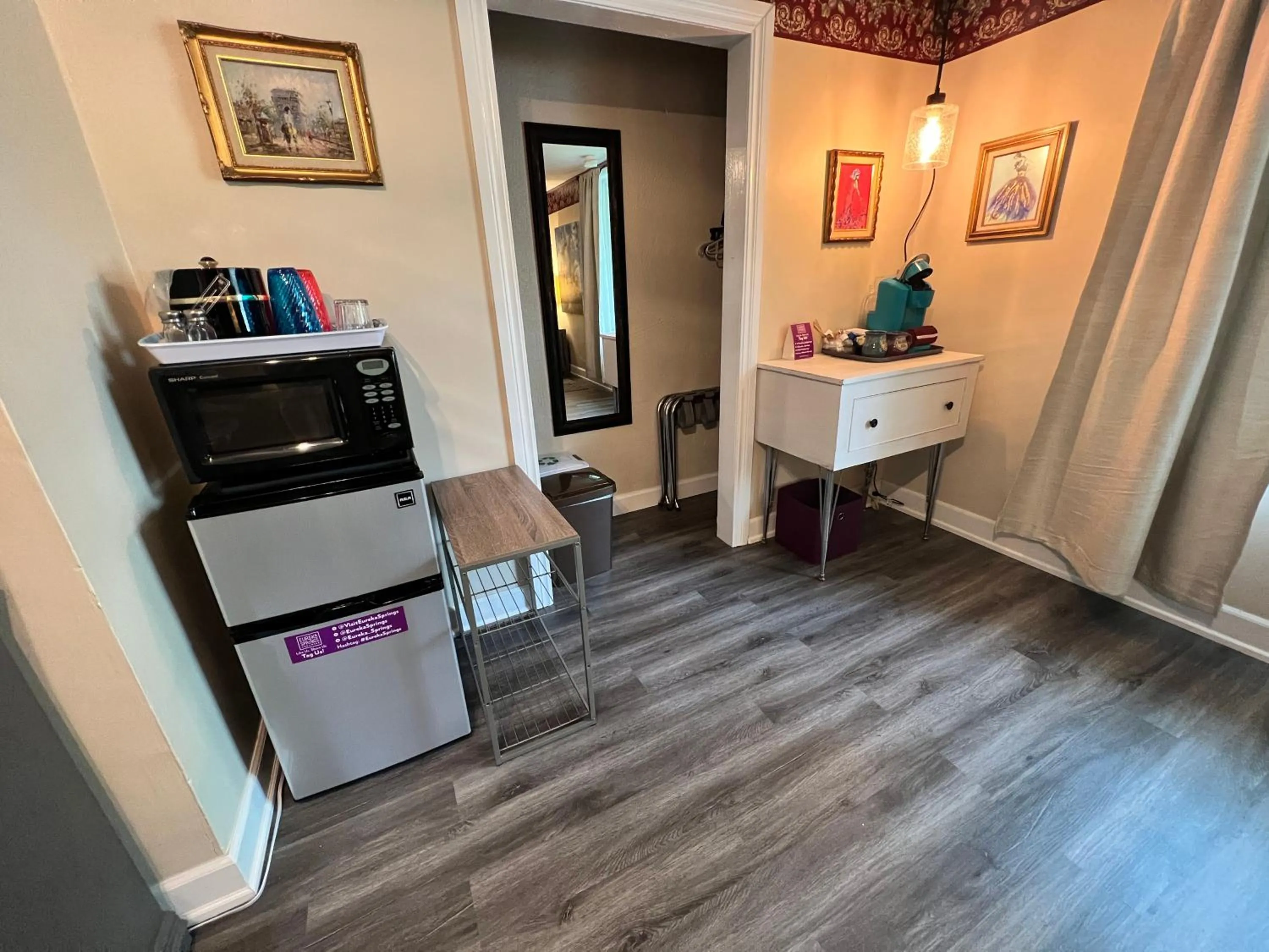 minibar in Sherwood Court Cottages & Guest Rooms