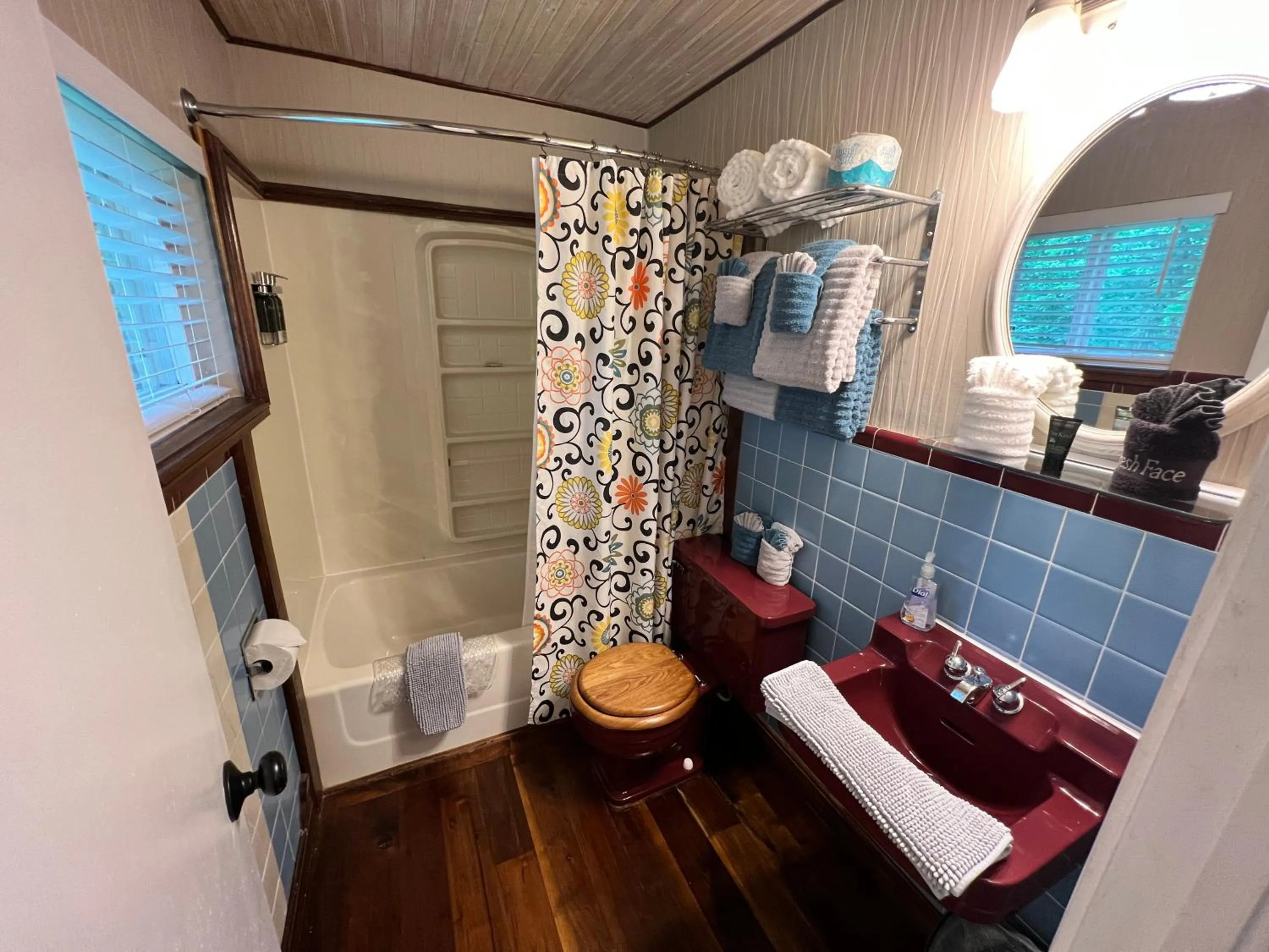 Bathroom, Bed in Sherwood Court Cottages & Guest Rooms