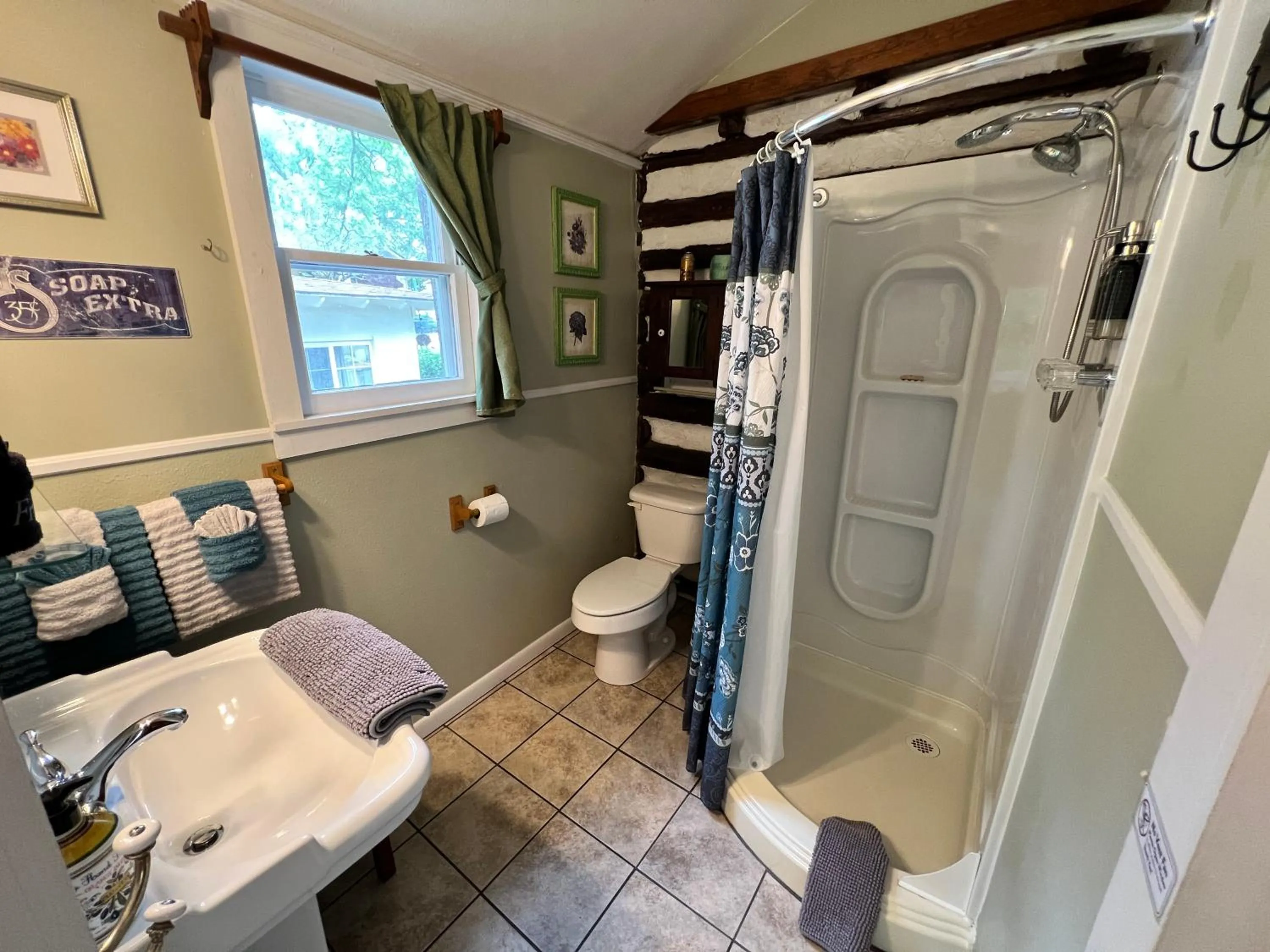 Shower in Sherwood Court Cottages & Guest Rooms