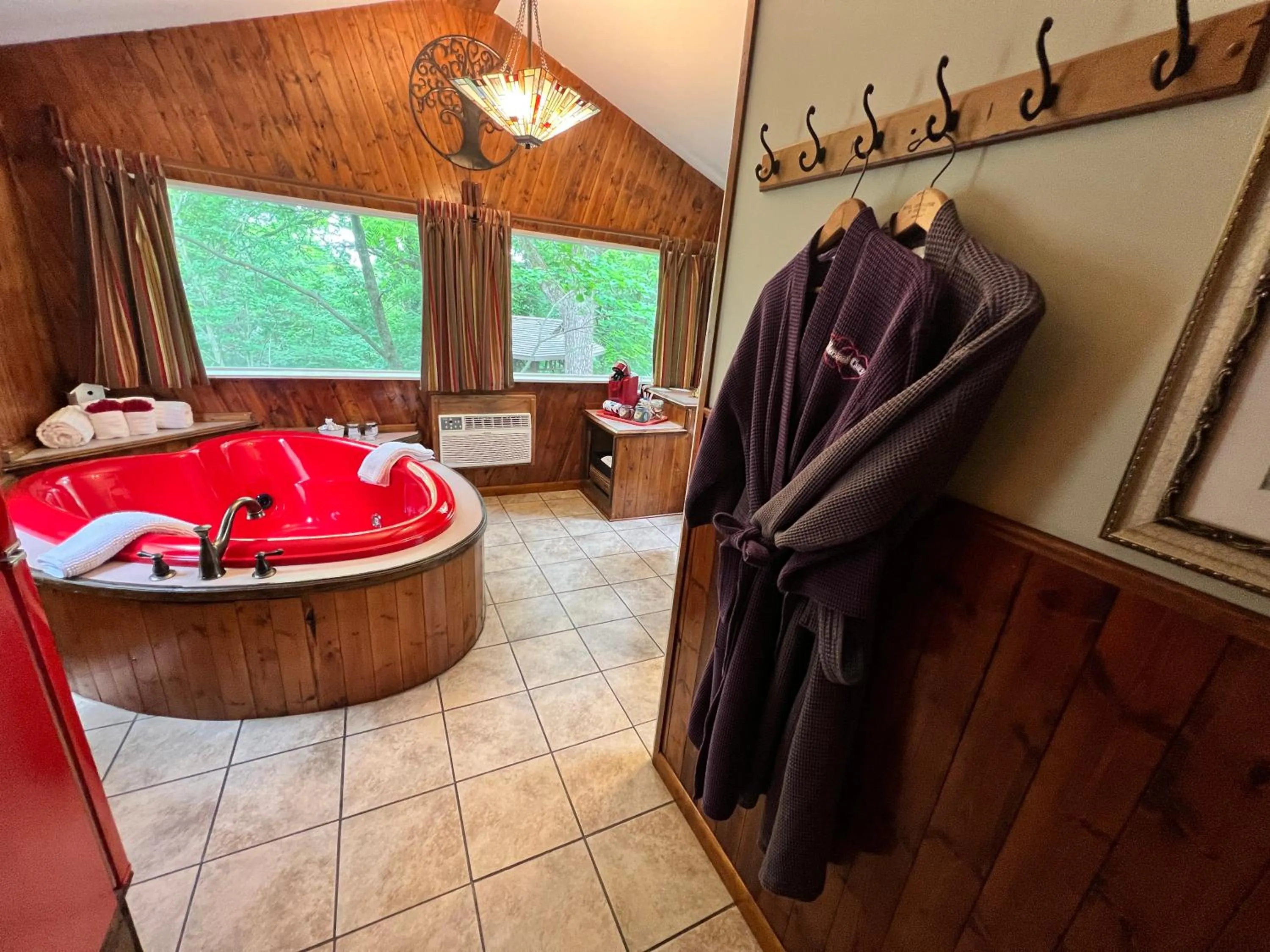 Hot Tub in Sherwood Court Cottages & Guest Rooms