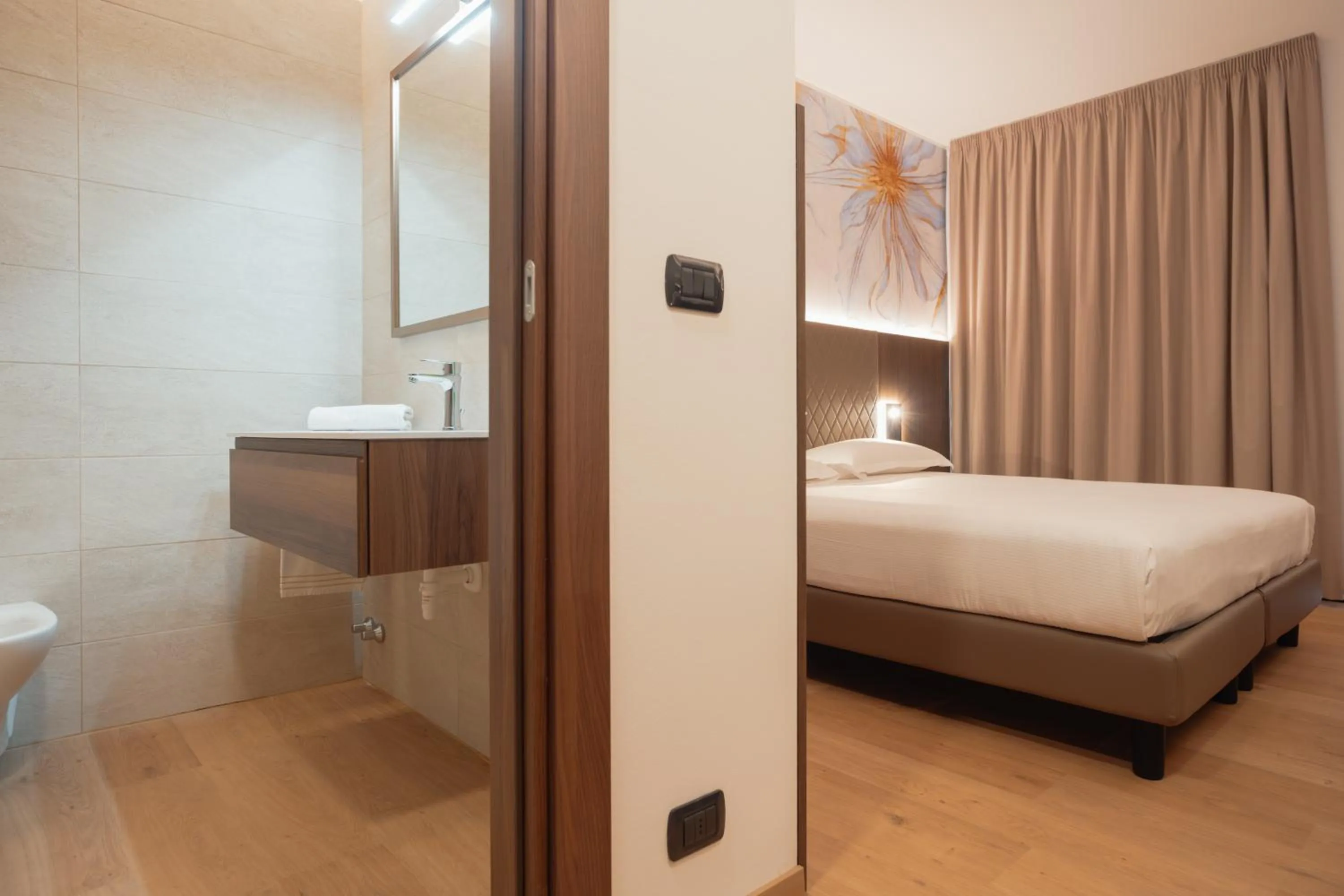 Bathroom, Bed in Hotel Pineta