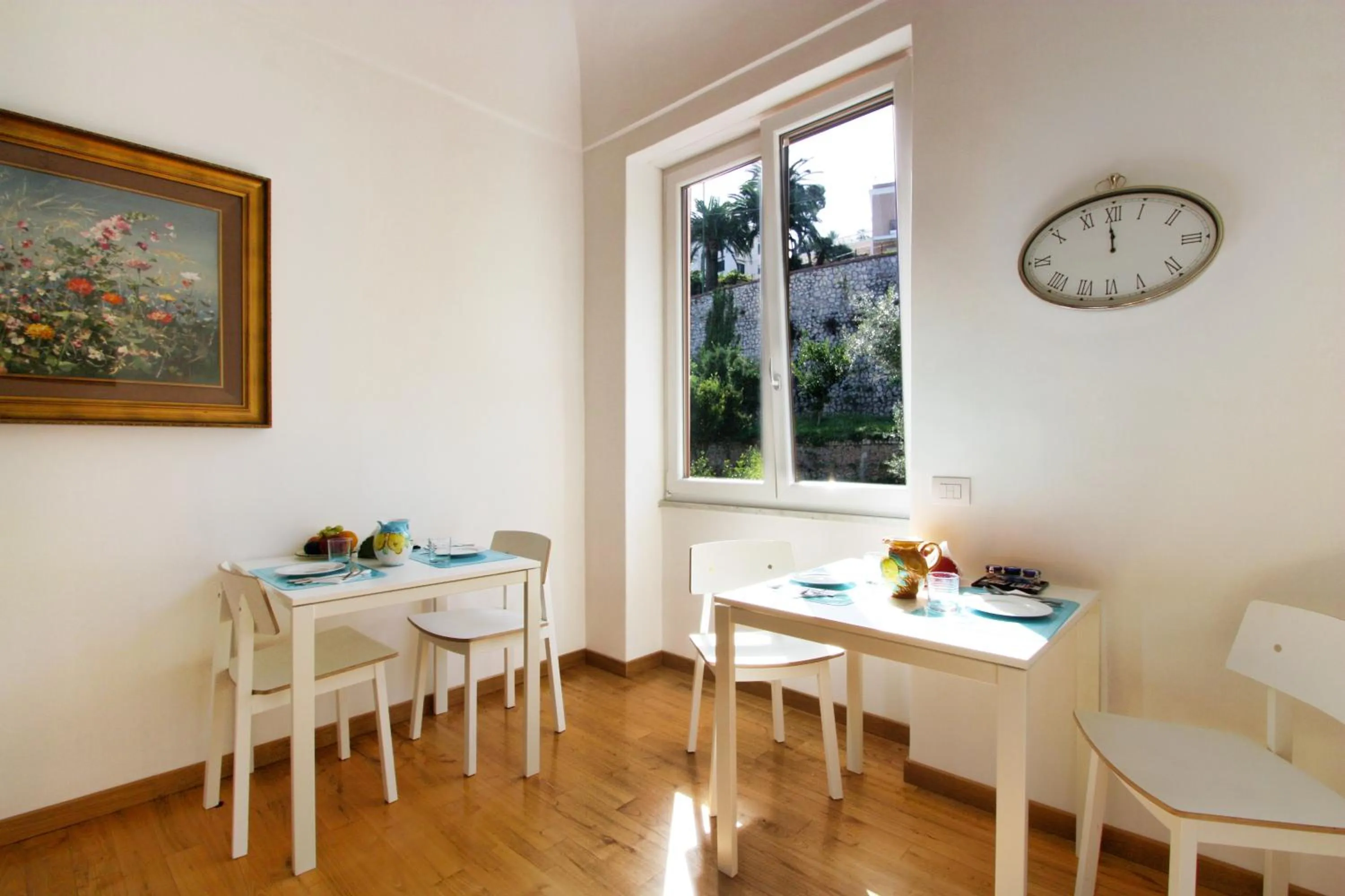 Restaurant/places to eat in Capri Inn