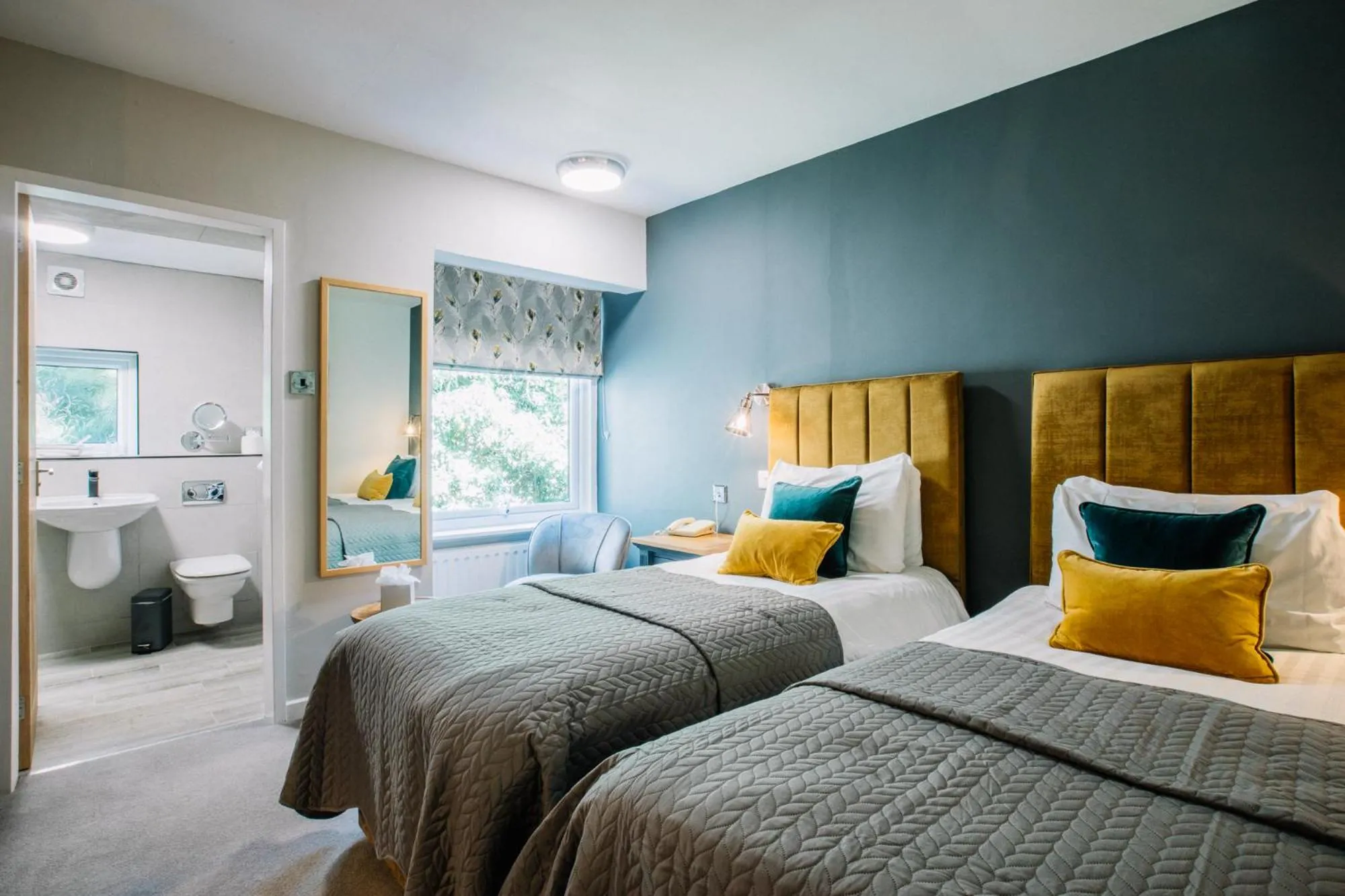 Photo of the whole room, Bed in The Crooklands, BW Signature Collection