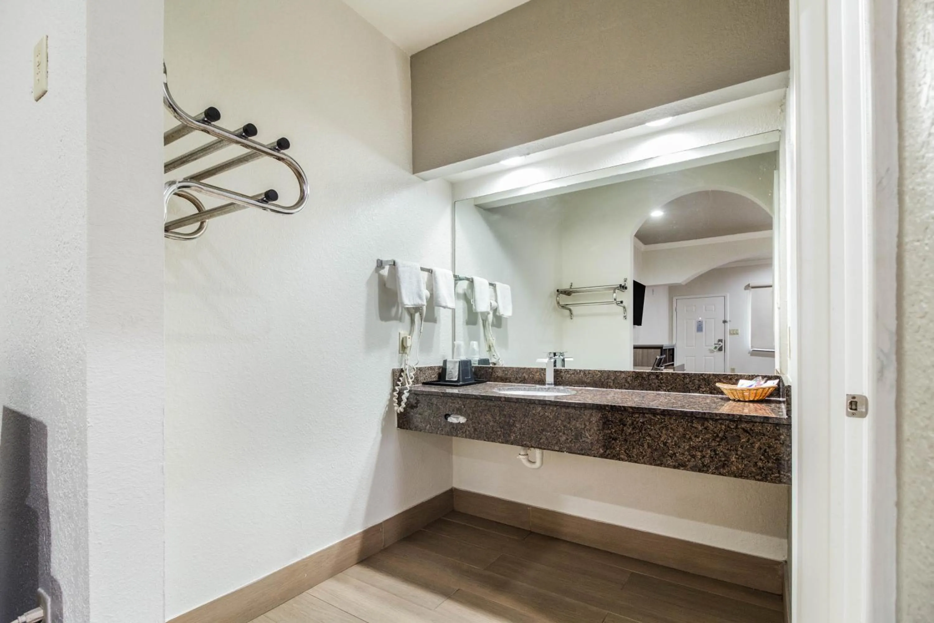 Bathroom in Scottish Inn and Suites Baytown Tx