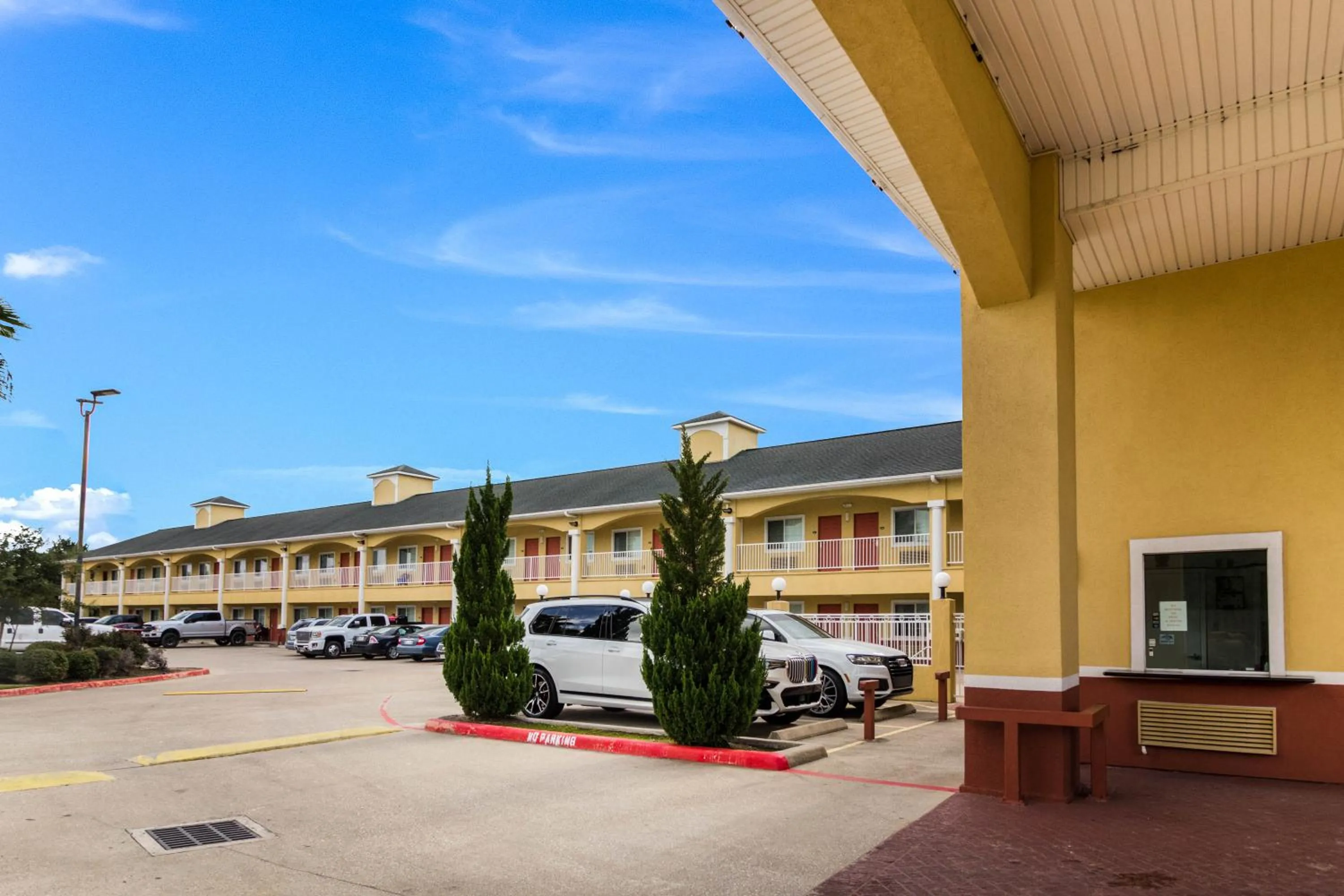 Property building in Scottish Inn and Suites Baytown Tx