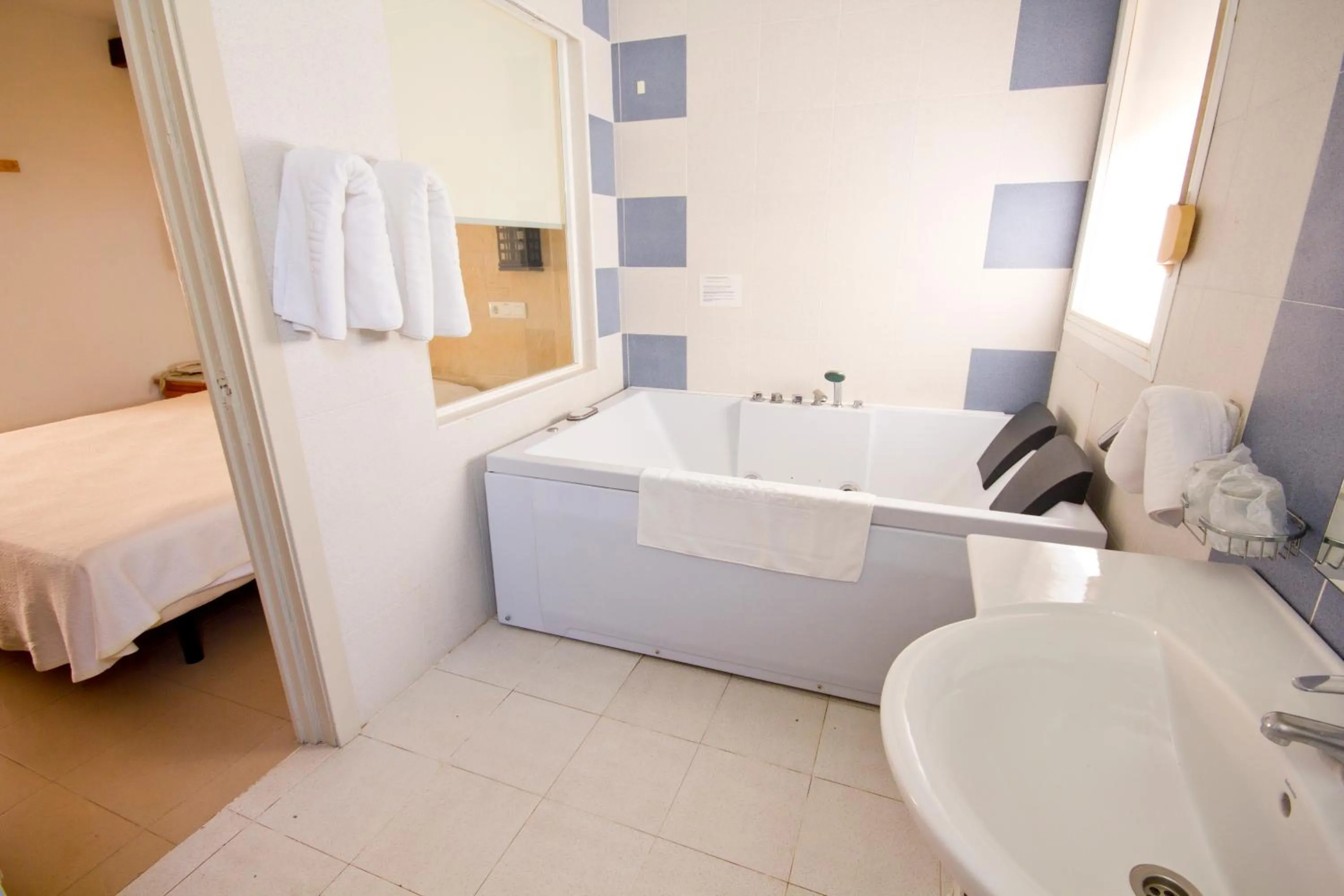 Bathroom, Bed in Hostal Nueva Andalucia