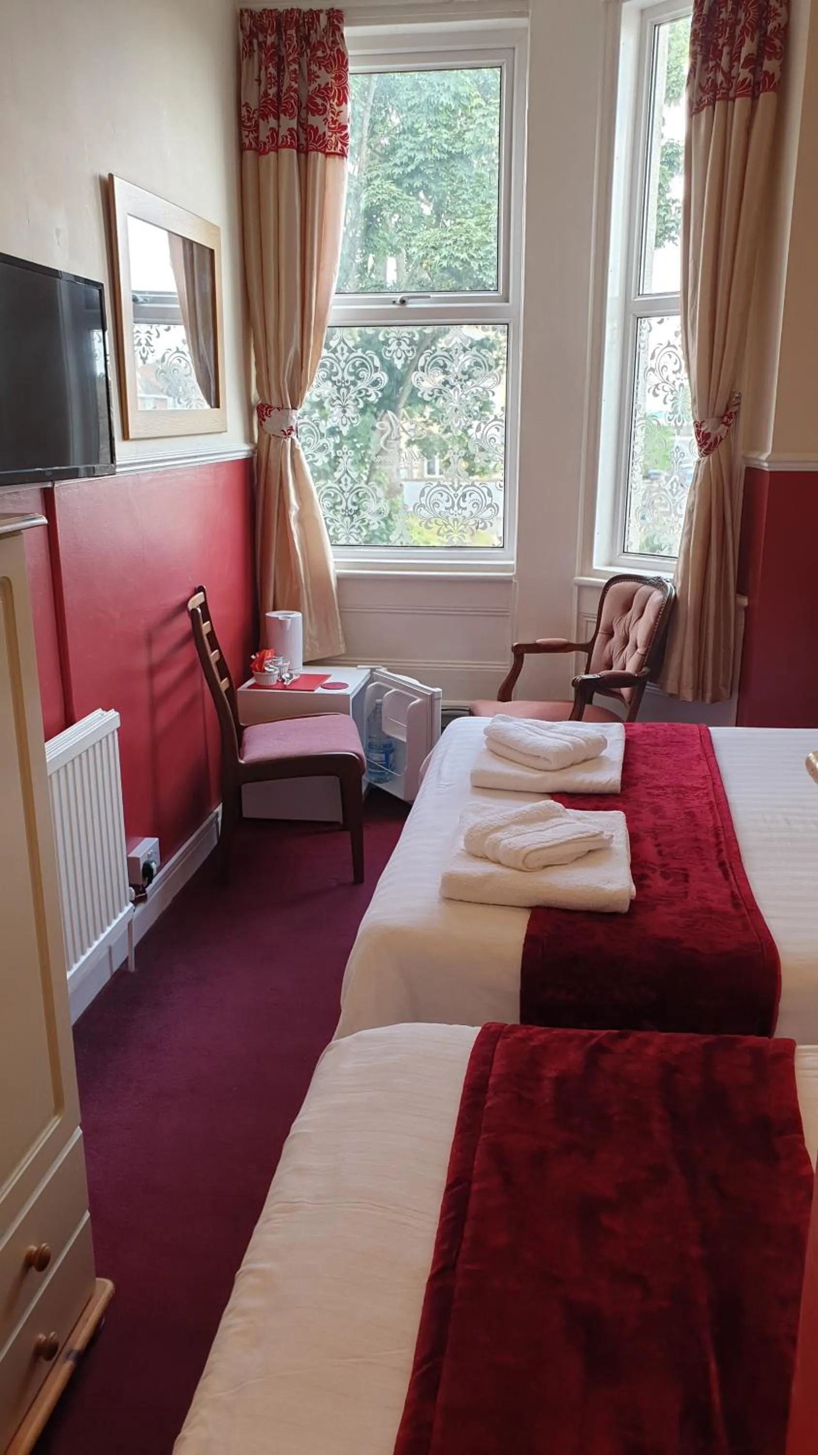 Bedroom, Bed in All Seasons Guest House