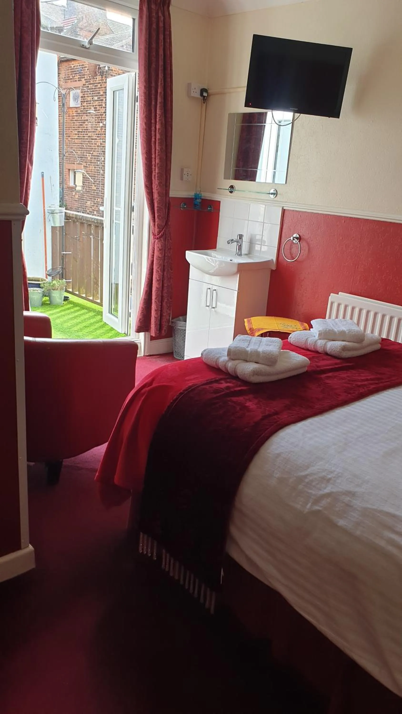 Bedroom, Bed in All Seasons Guest House