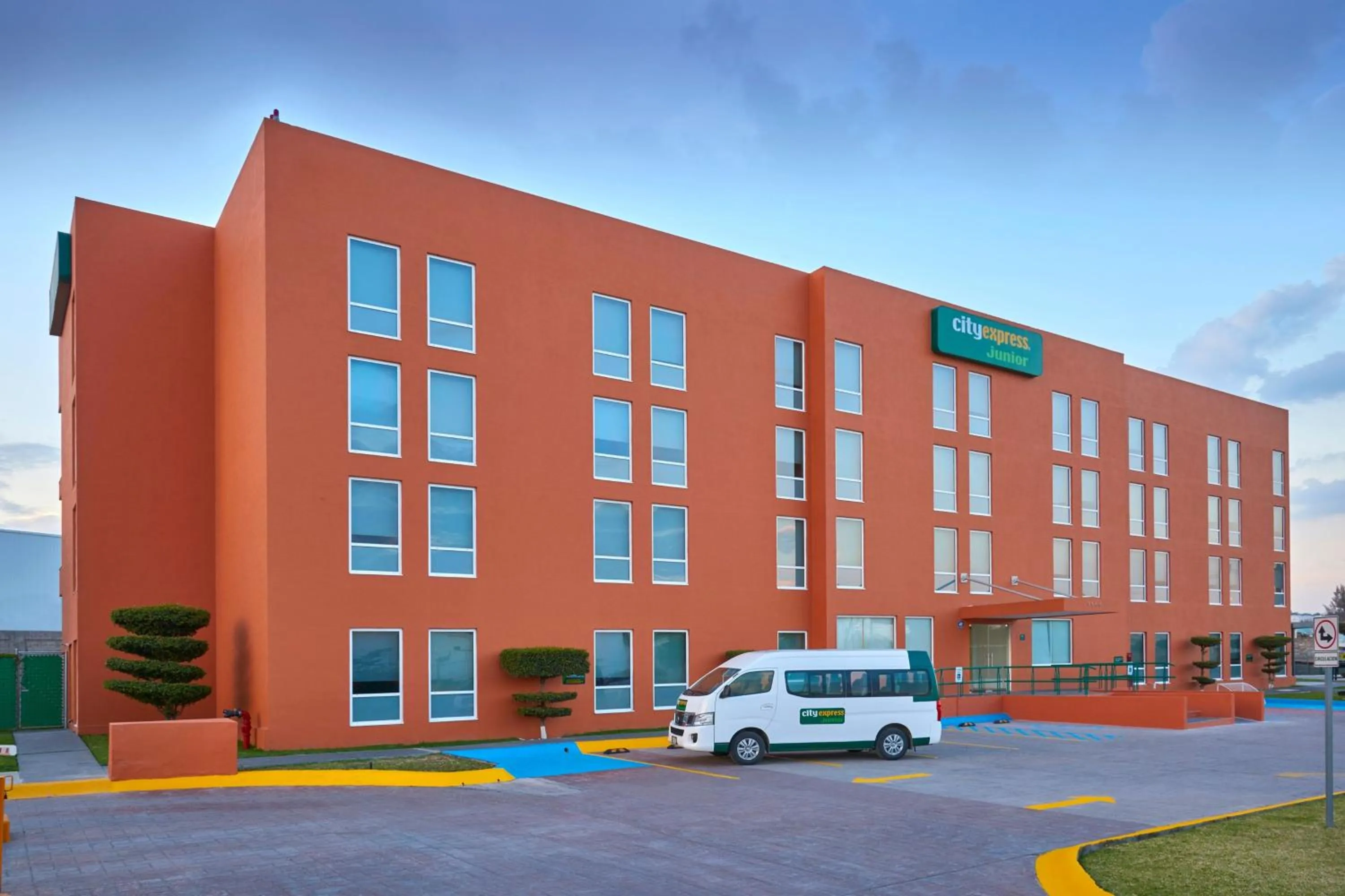 Property building in City Express Junior by Marriott Toluca Aeropuerto