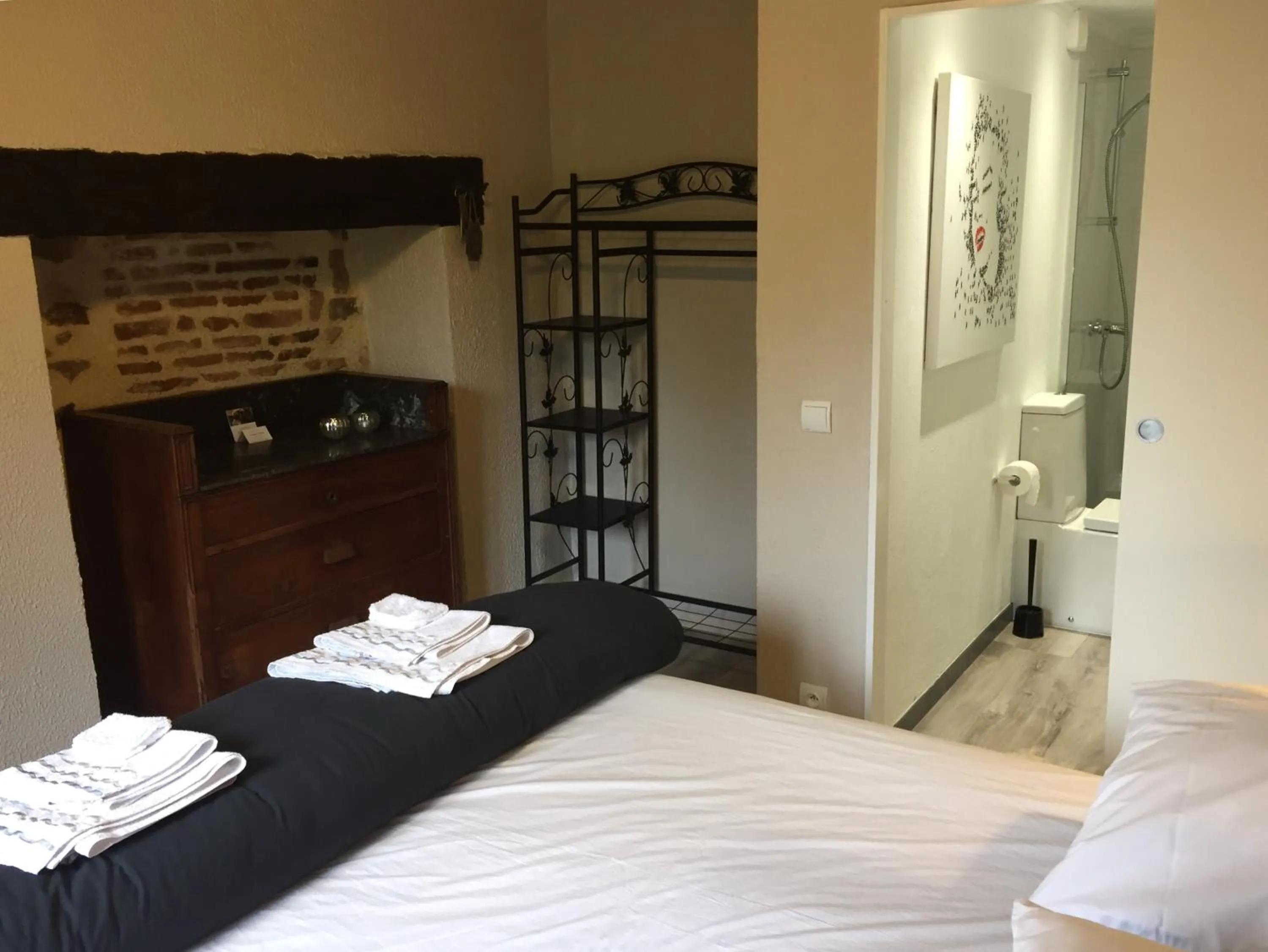 Bedroom, Bed in La Maison au Puits