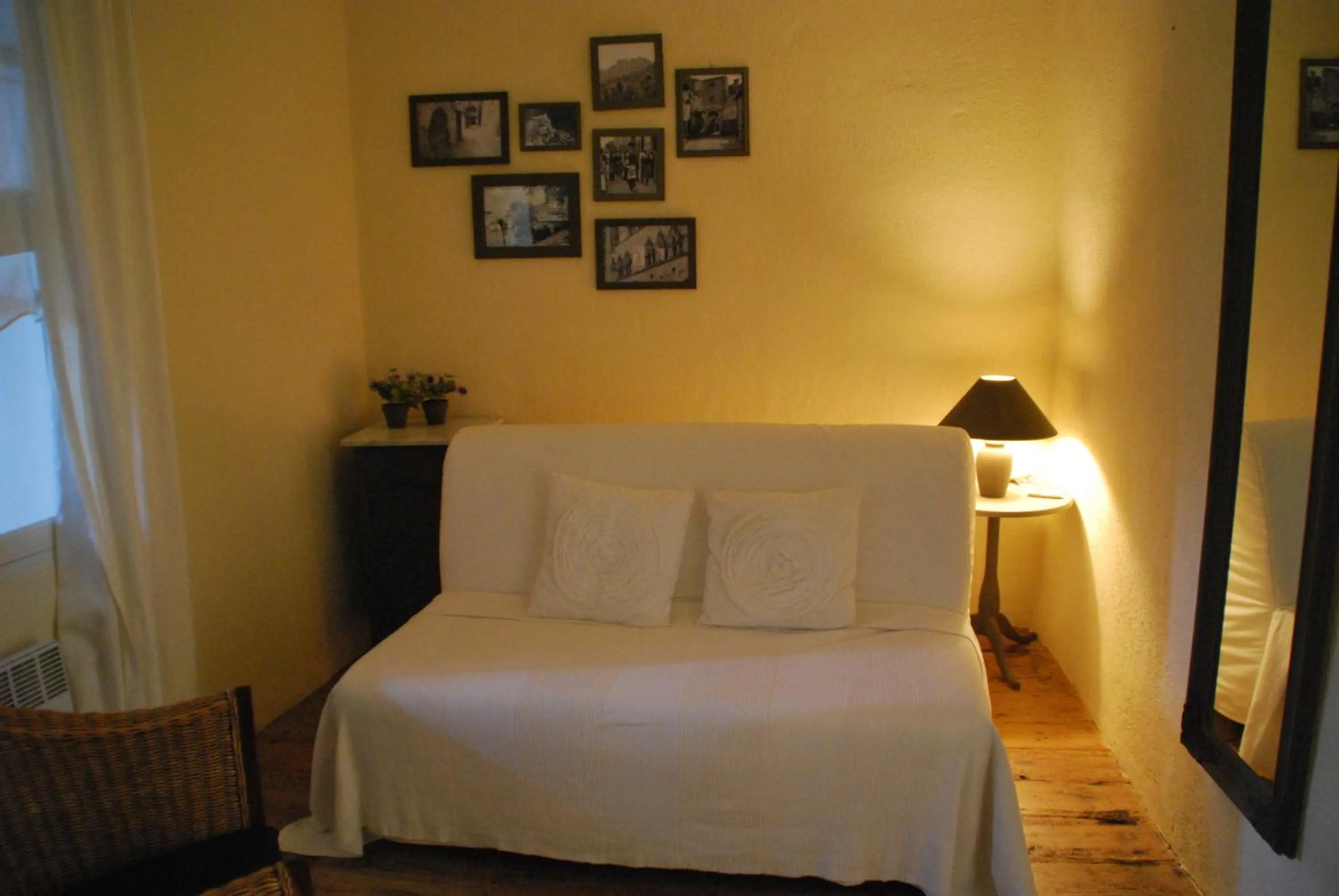 Decorative detail, Bed in La Maison au Puits
