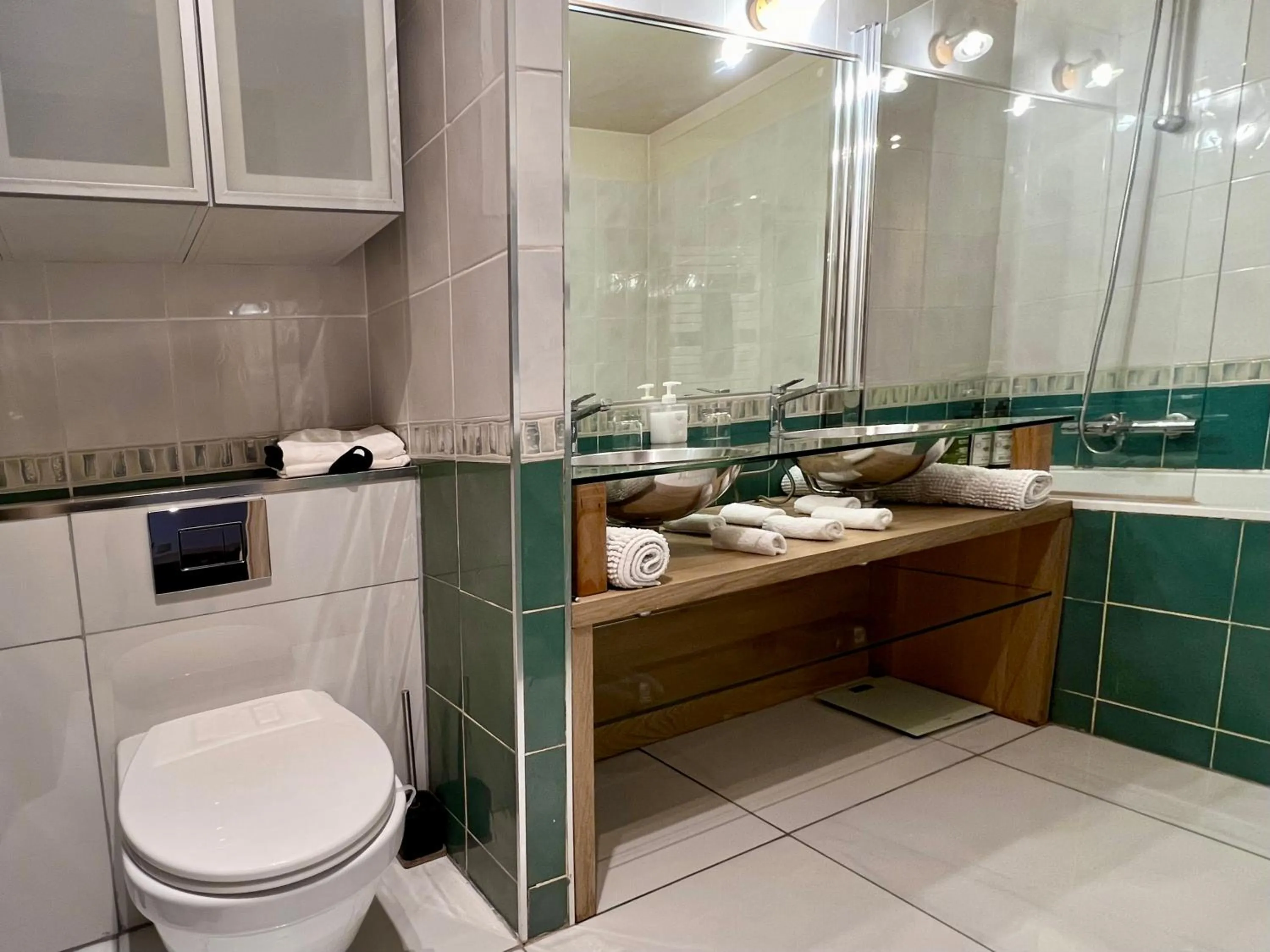 Shower in Maison Lavaud