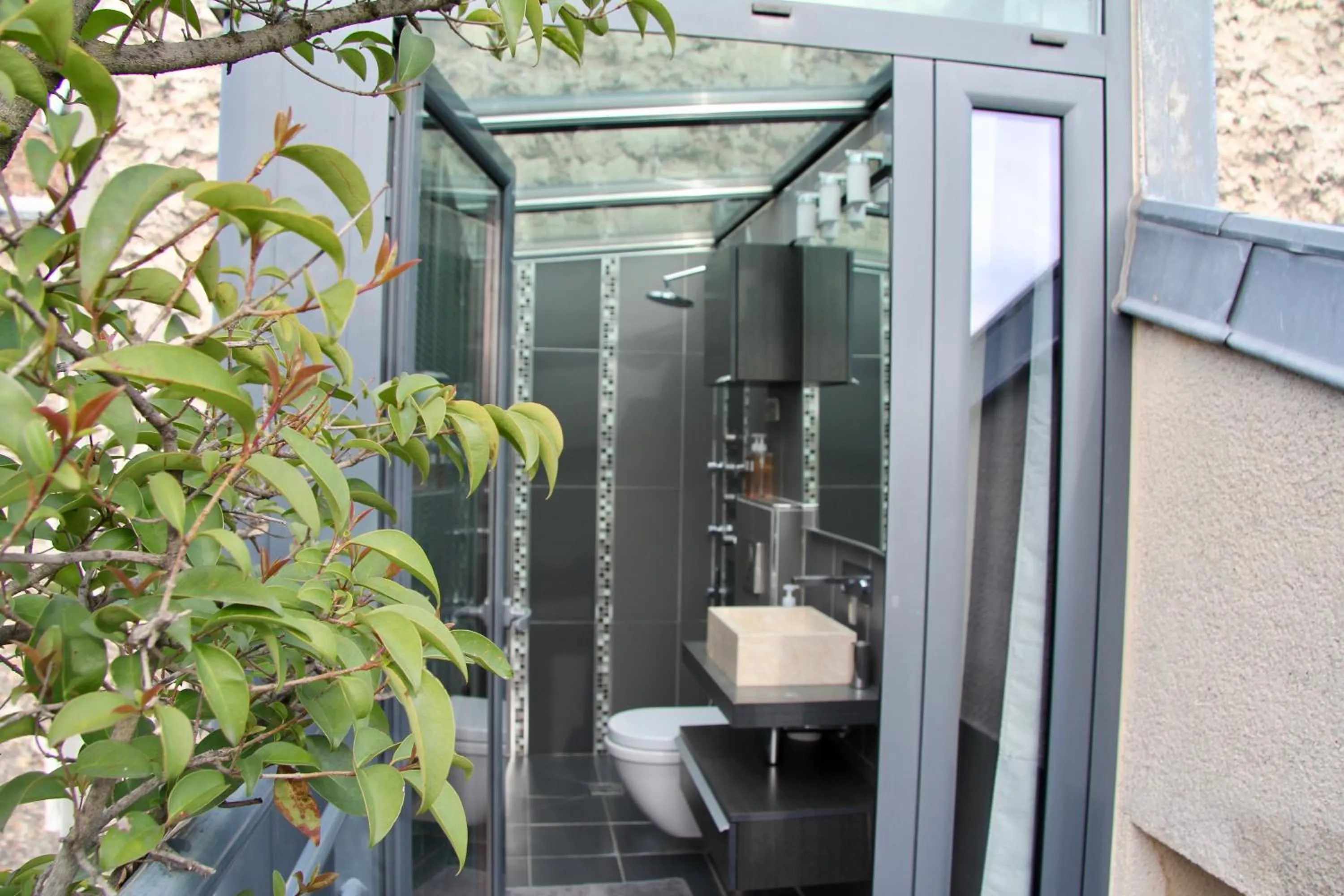 Shower in Maison Lavaud