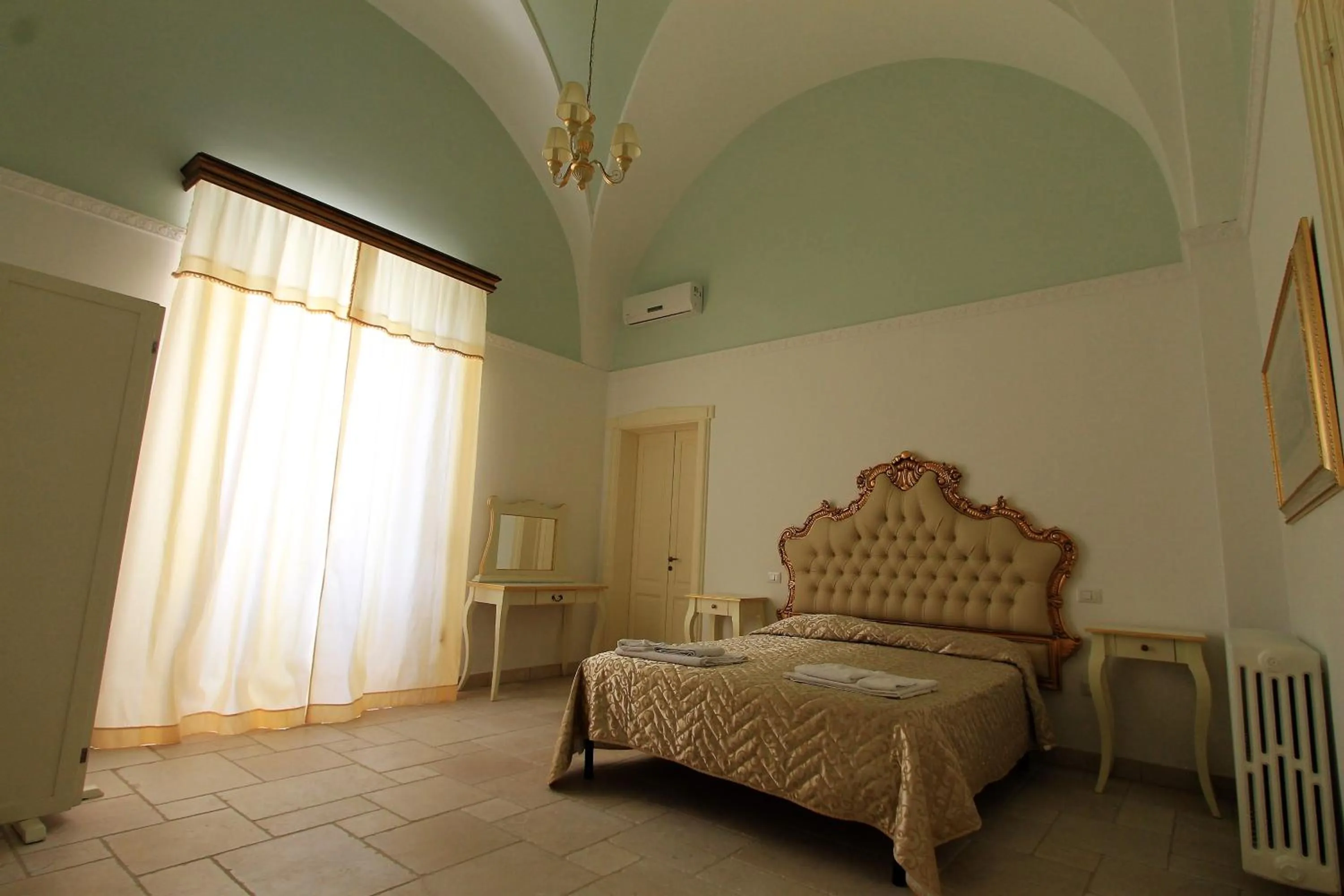 Photo of the whole room in La Casa del Mercante