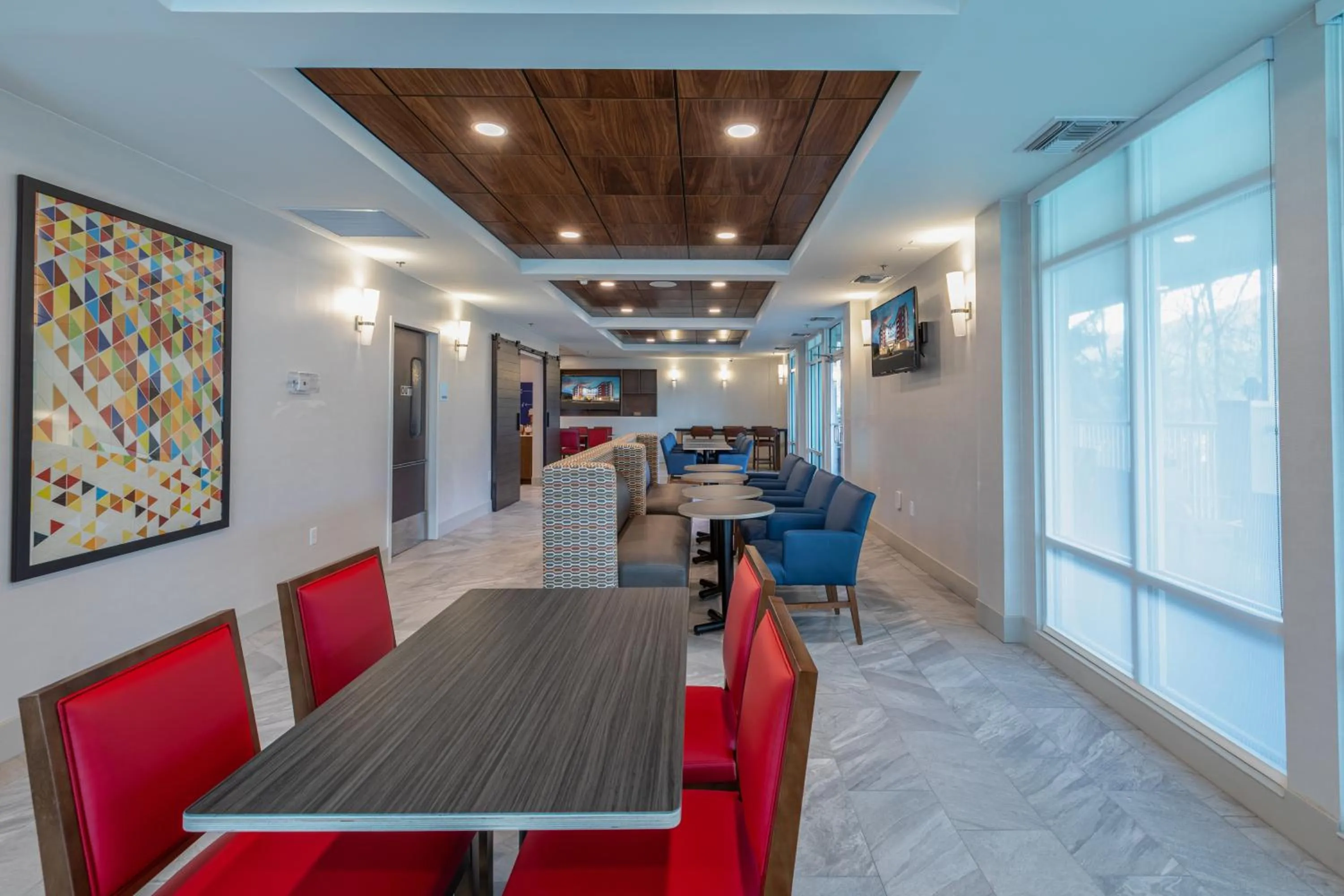 Breakfast in Holiday Inn Express & Suites Asheville Downtown by IHG