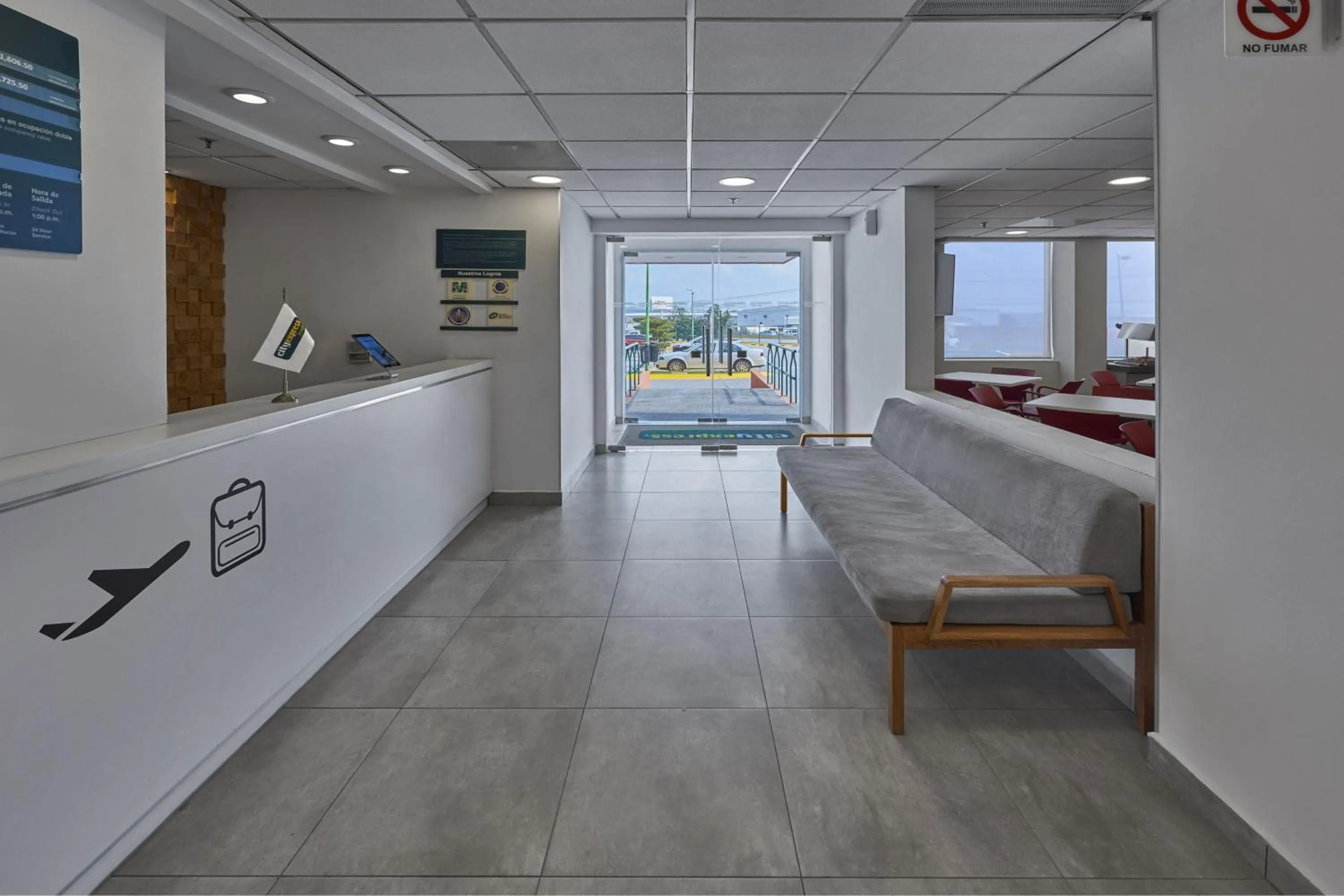 Lobby or reception in City Express Junior by Marriott Guadalajara Periferico Sur