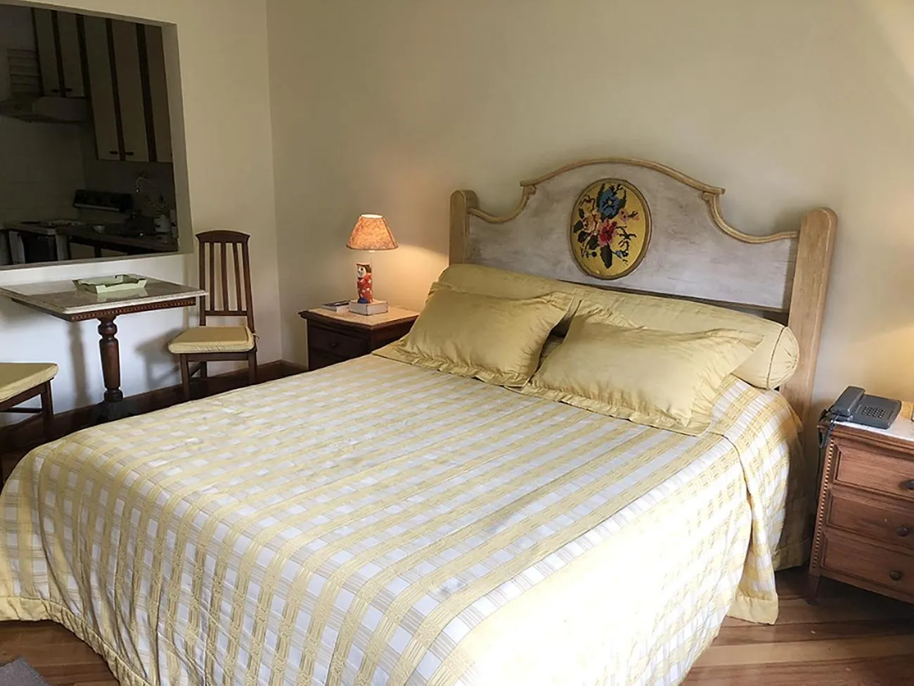 Bed in Center Suiço Flats