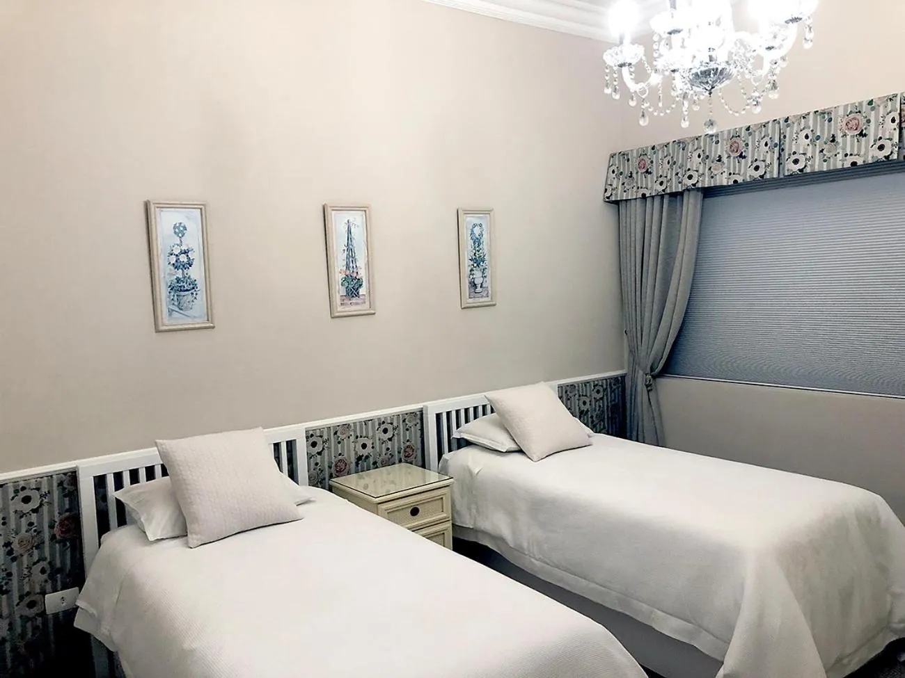 Bed in Center Suiço Flats