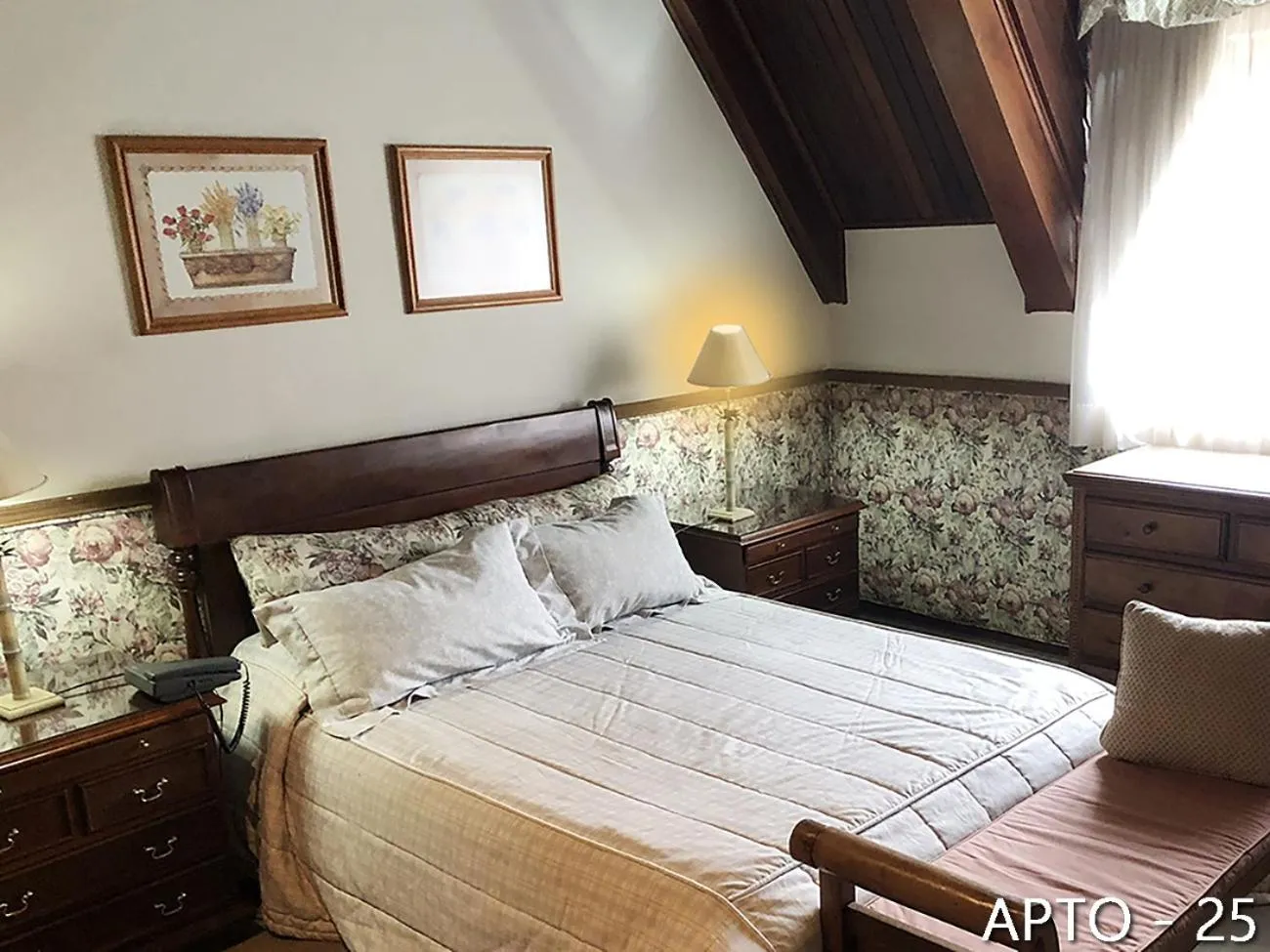 Bed in Center Suiço Flats