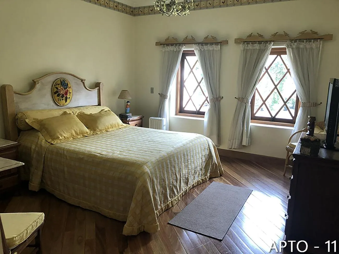 Bed in Center Suiço Flats