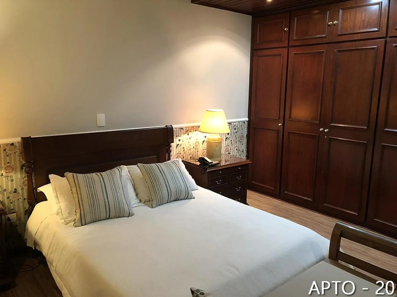 Bed in Center Suiço Flats