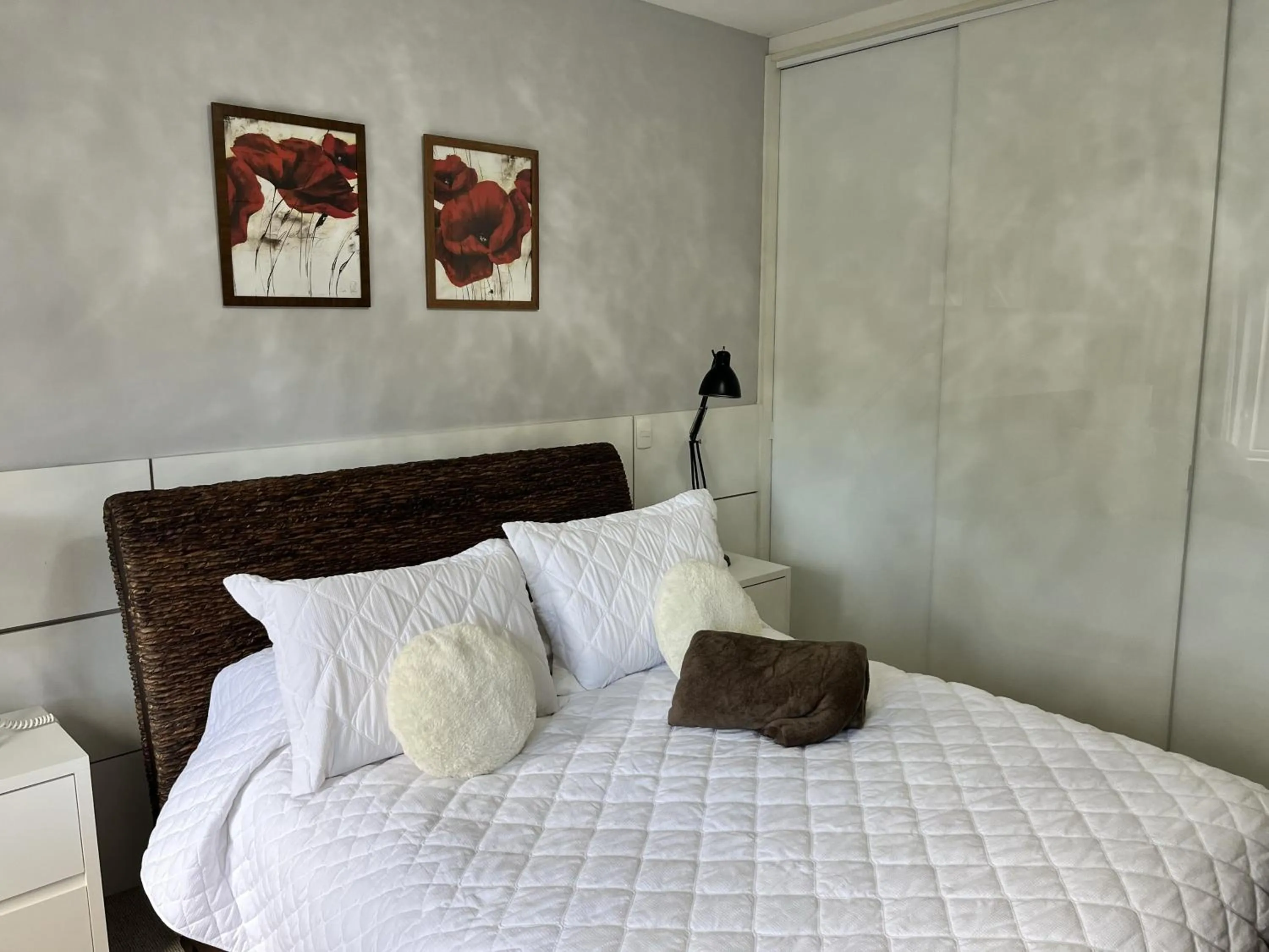 Bed in Center Suiço Flats